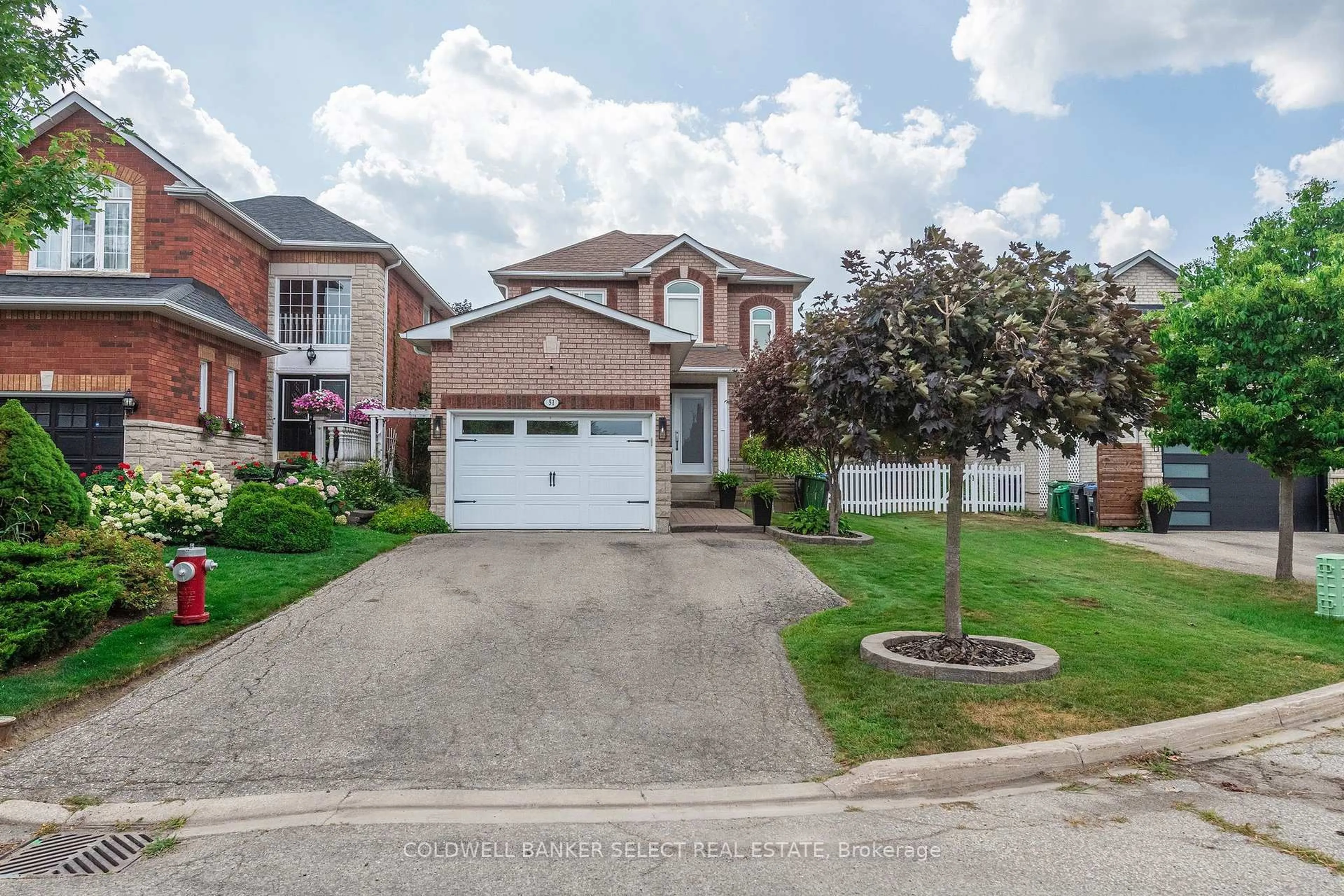 A pic from outside/outdoor area/front of a property/back of a property/a pic from drone, street for 51 Country Stroll Cres, Caledon Ontario L7E 2H3