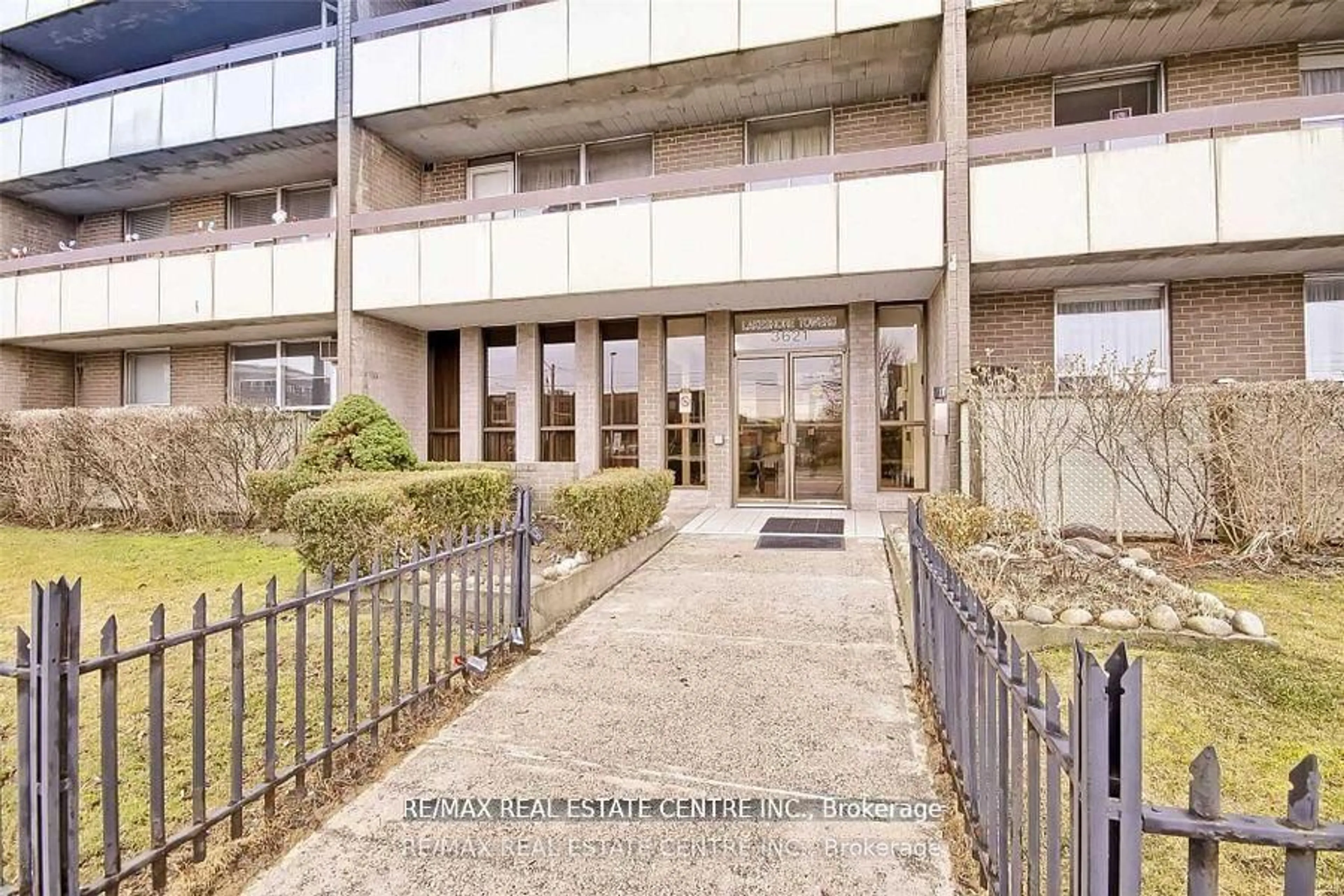 Indoor foyer for 3621 Lakeshore Blvd #504, Toronto Ontario M9W 4W1