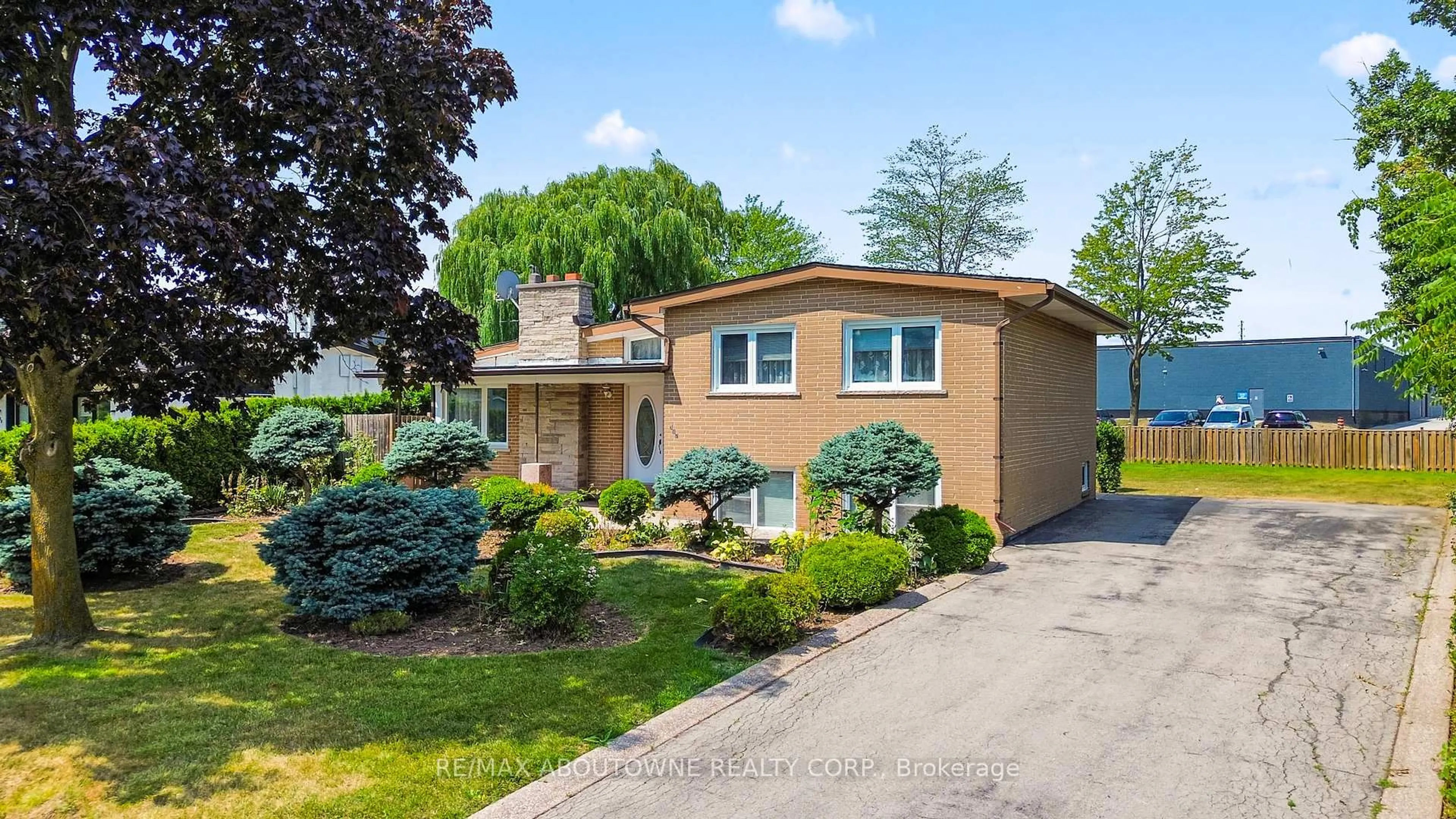 Home with vinyl exterior material, street for 517 Pinegrove Rd, Oakville Ontario L6K 2C2