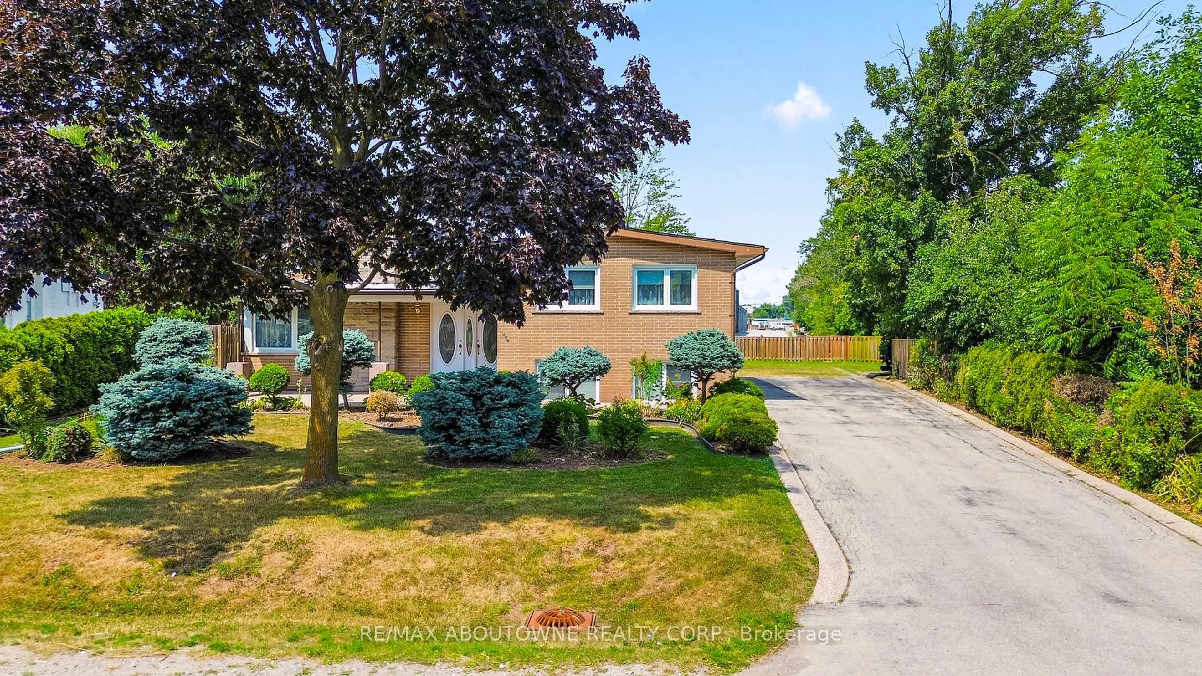 A pic from outside/outdoor area/front of a property/back of a property/a pic from drone, street for 517 Pinegrove Rd, Oakville Ontario L6K 2C2