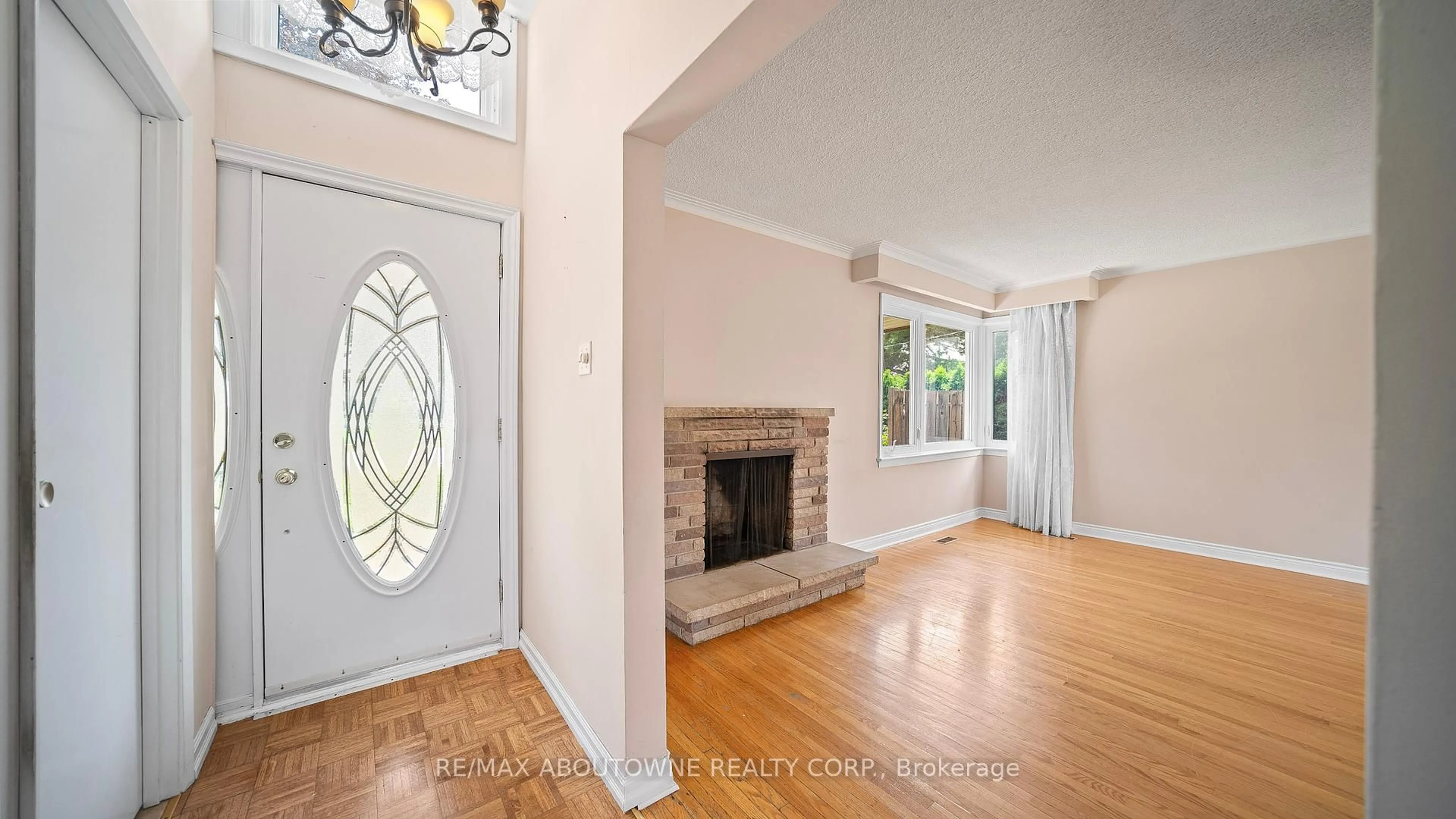 Indoor entryway for 517 Pinegrove Rd, Oakville Ontario L6K 2C2
