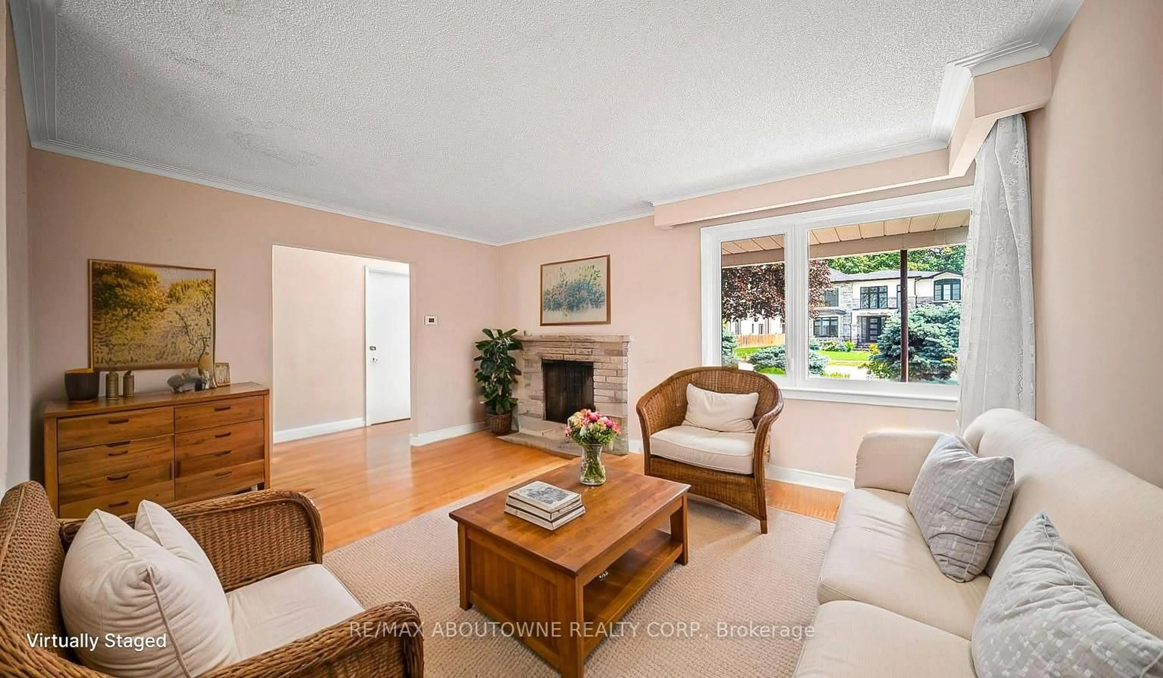 Living room with furniture, unknown for 517 Pinegrove Rd, Oakville Ontario L6K 2C2