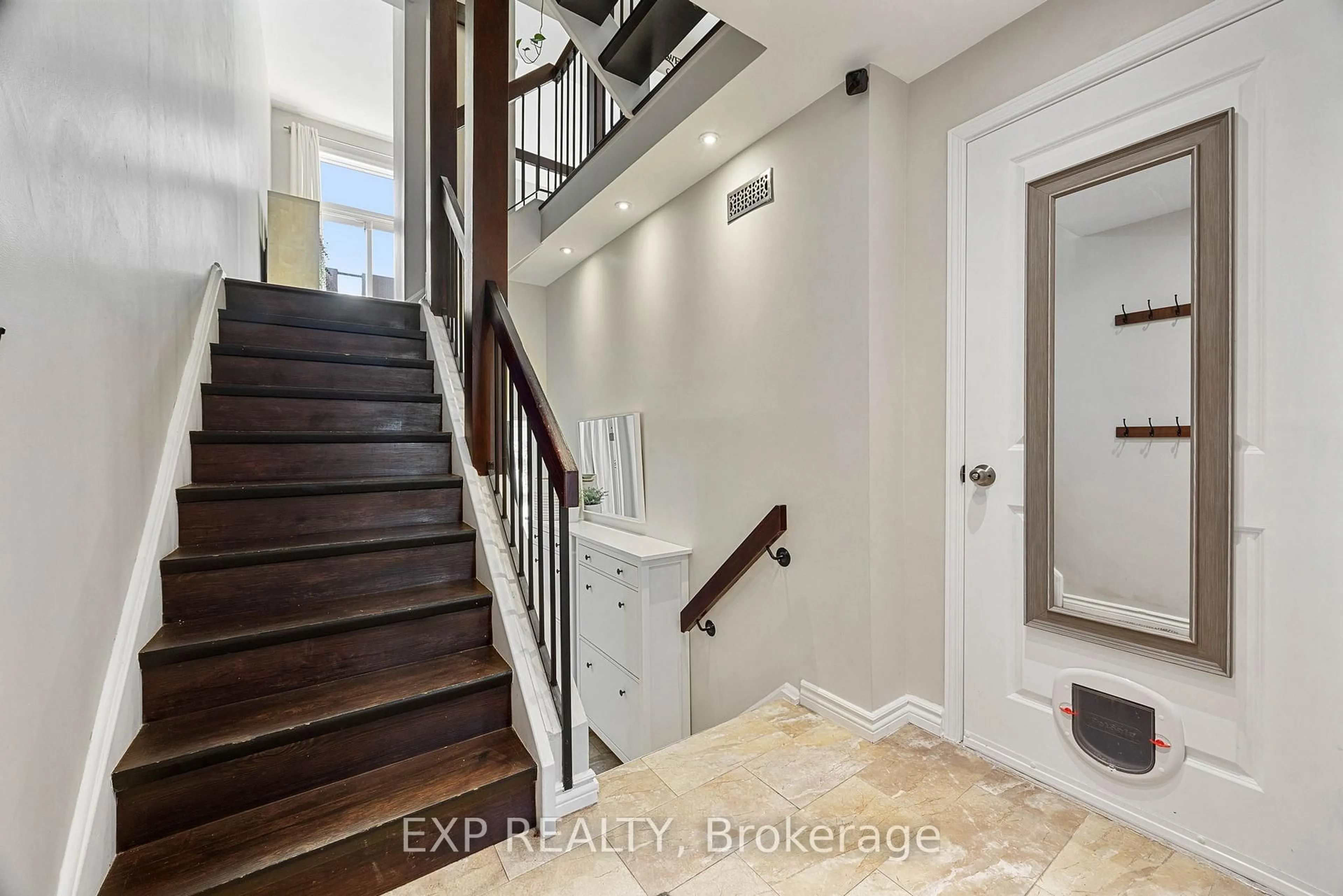 Indoor entryway for 1250 Marlborough Crt #28, Oakville Ontario L6H 2W7