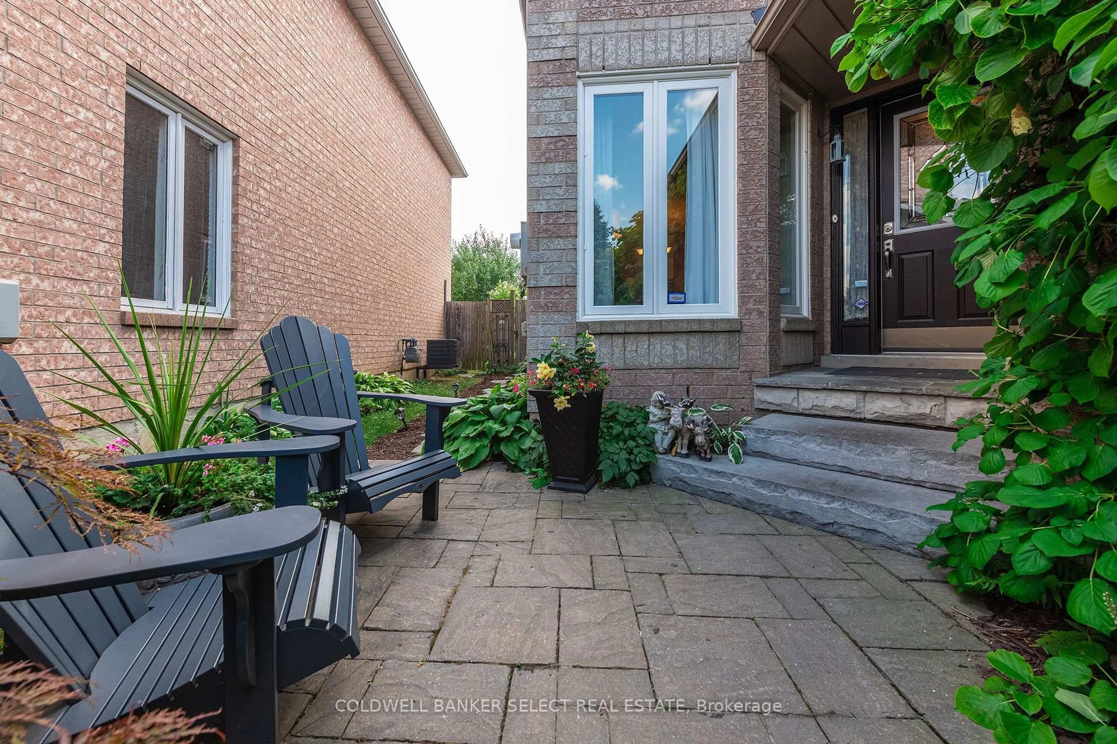 Patio, street for 17 Saddletree Tr, Brampton Ontario L6X 4M5