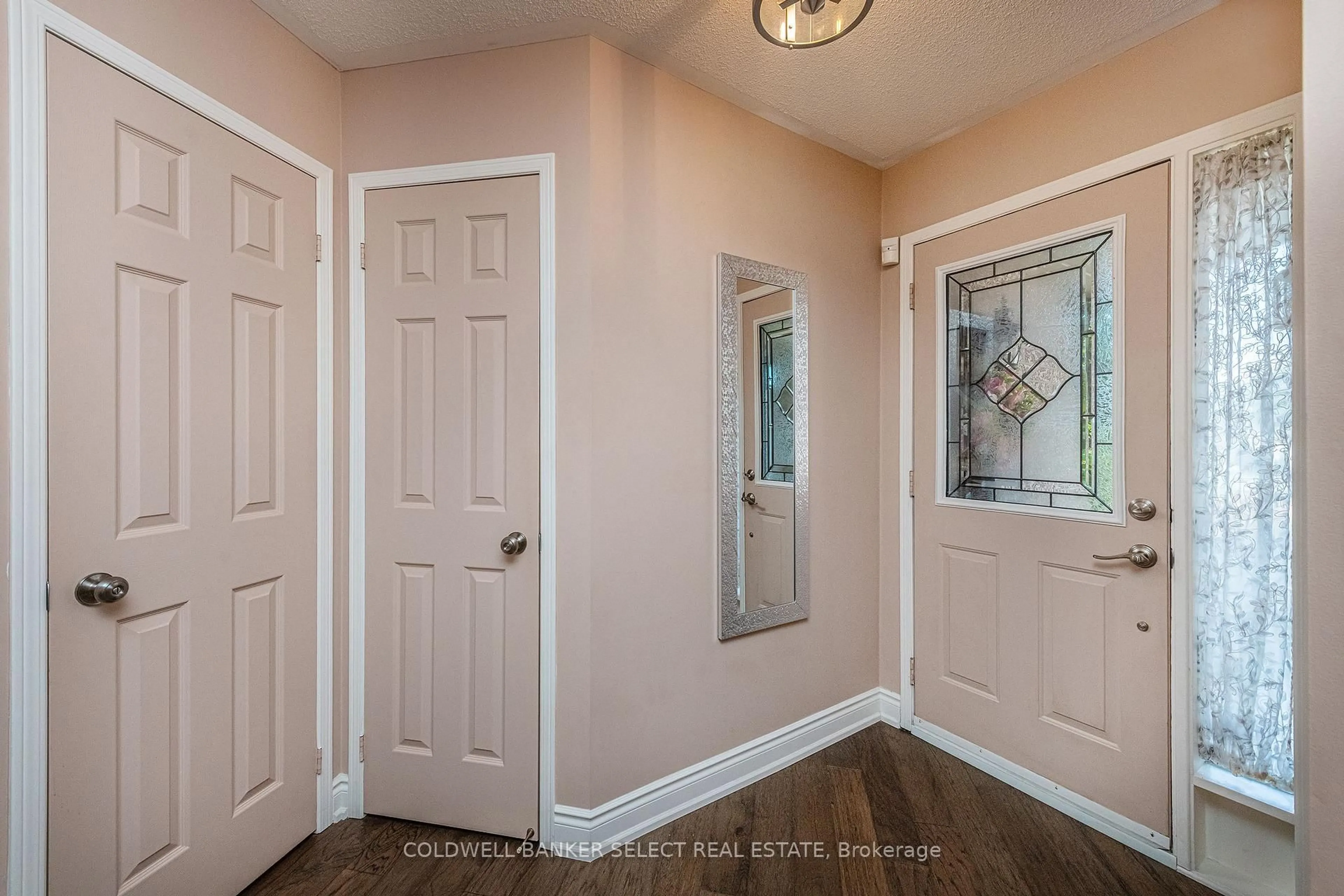 Indoor entryway for 17 Saddletree Tr, Brampton Ontario L6X 4M5