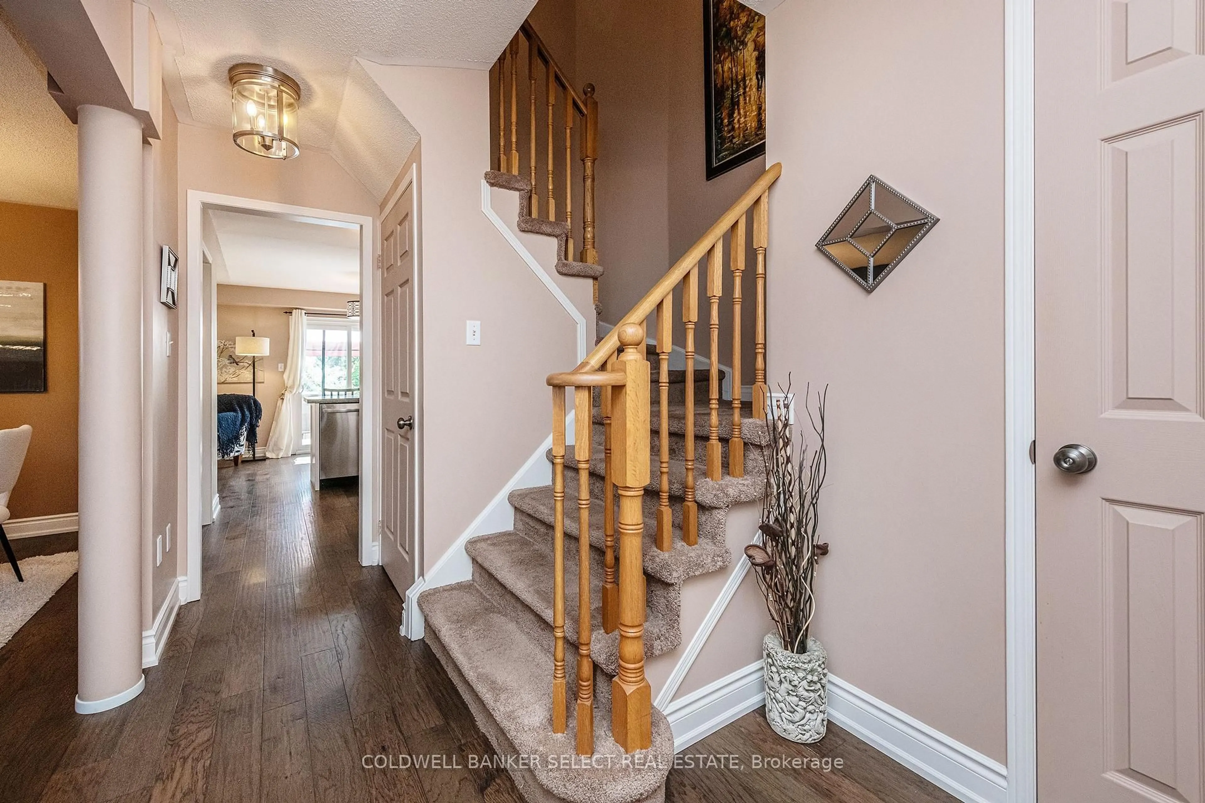 Indoor entryway for 17 Saddletree Tr, Brampton Ontario L6X 4M5