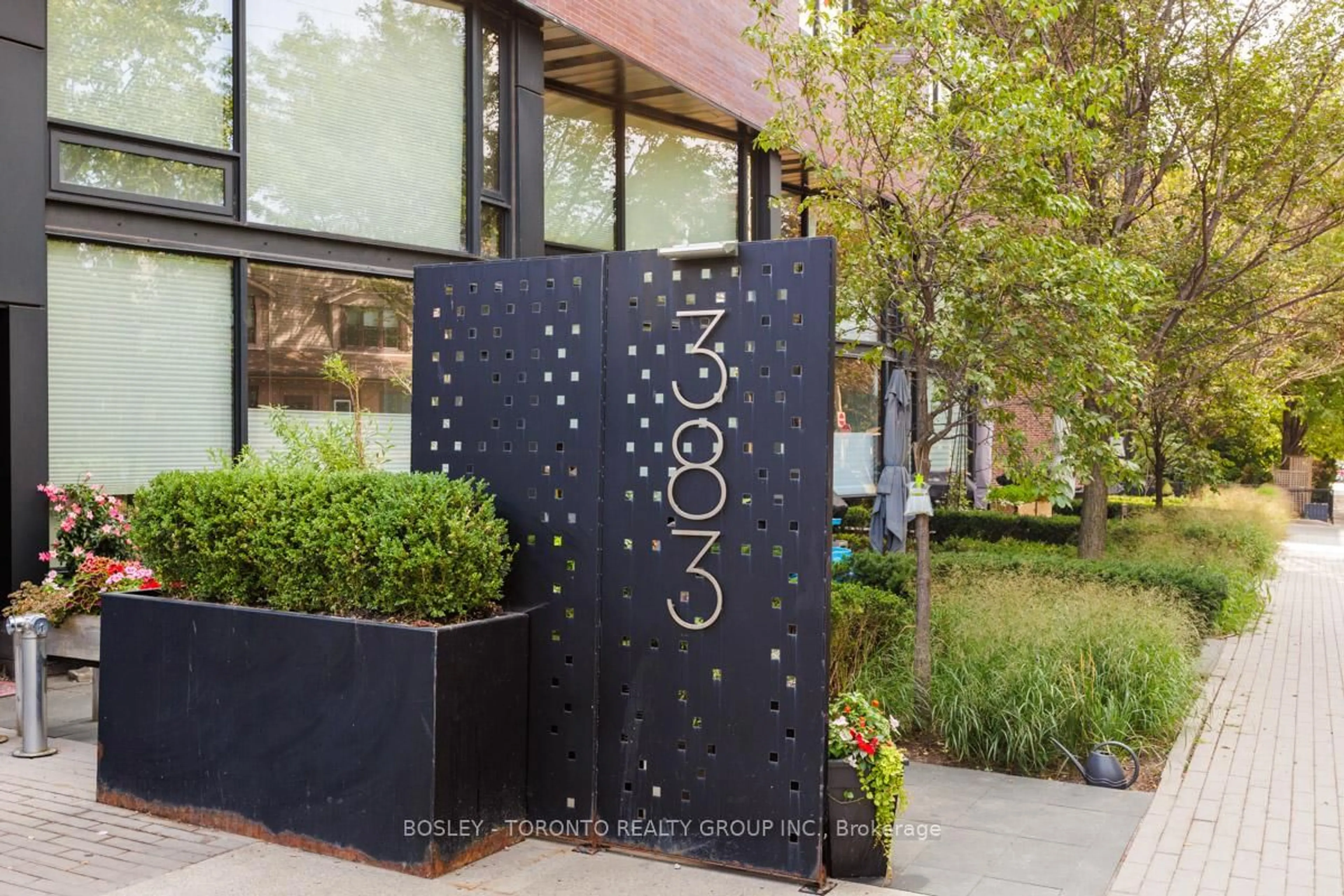 Indoor foyer for 383 Sorauren Ave #308, Toronto Ontario M6R 2G5