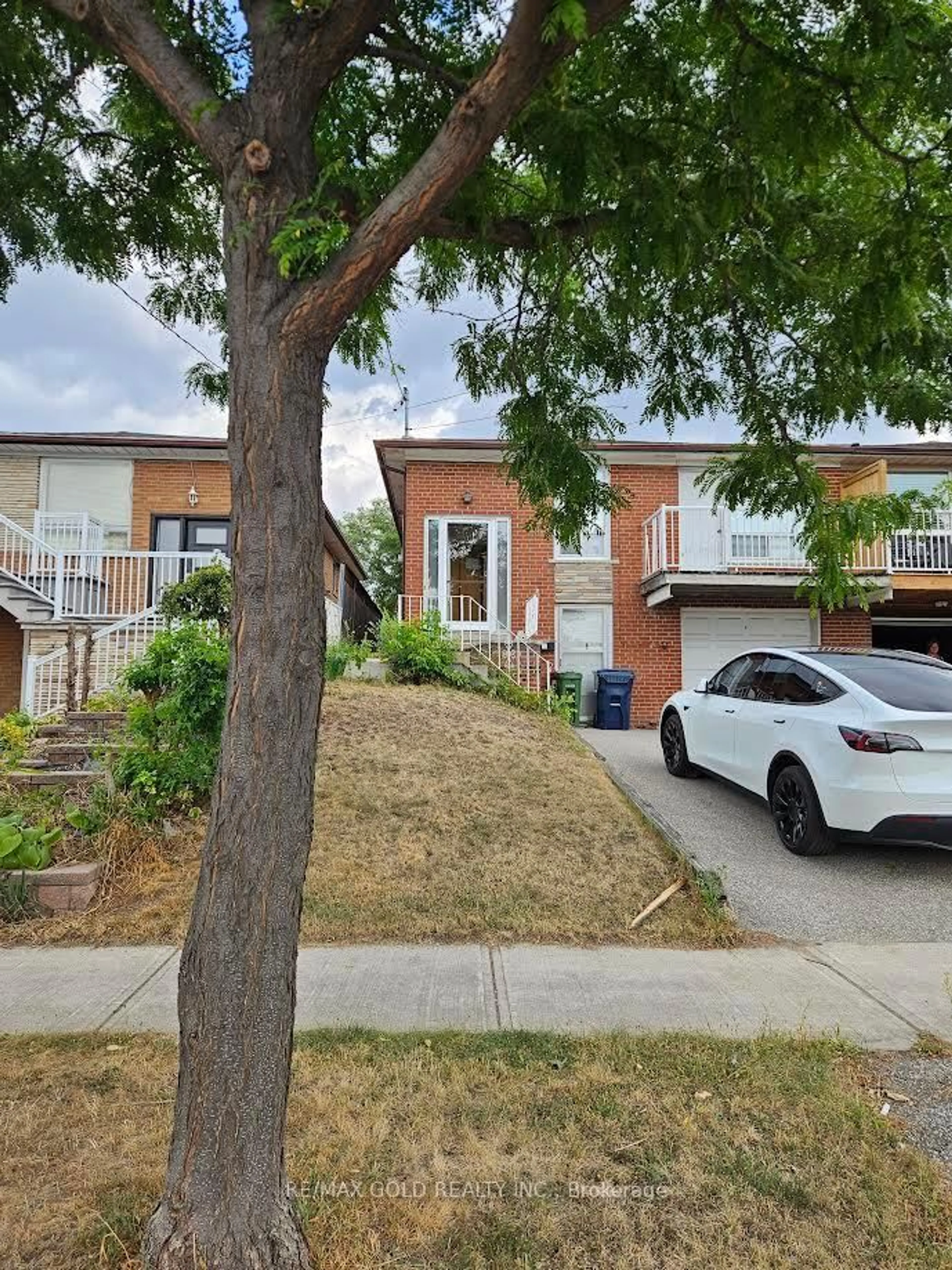 Home with brick exterior material, street for 18 Primula Cres, Toronto Ontario M9L 1K1