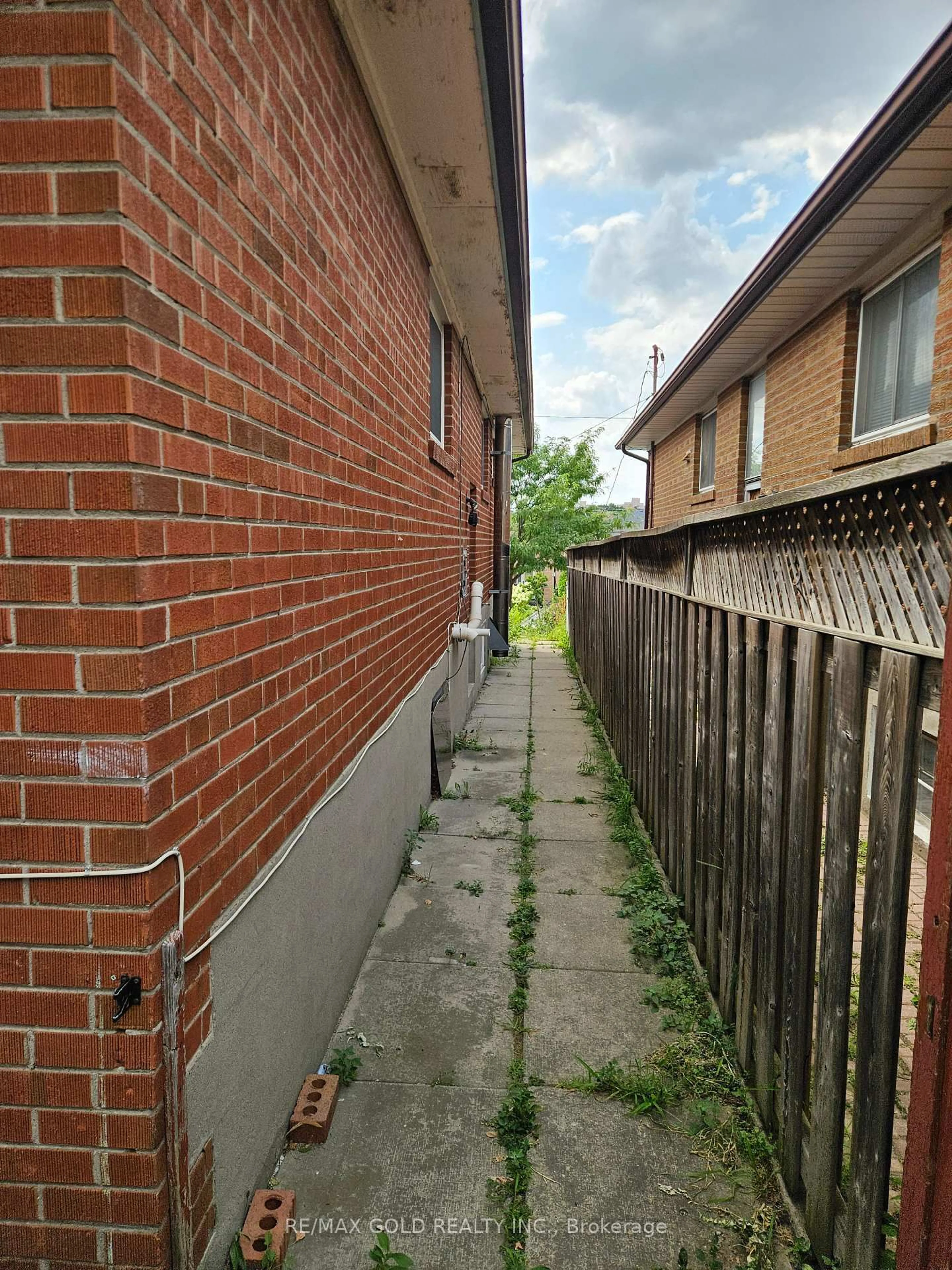 Patio, street for 18 Primula Cres, Toronto Ontario M9L 1K1