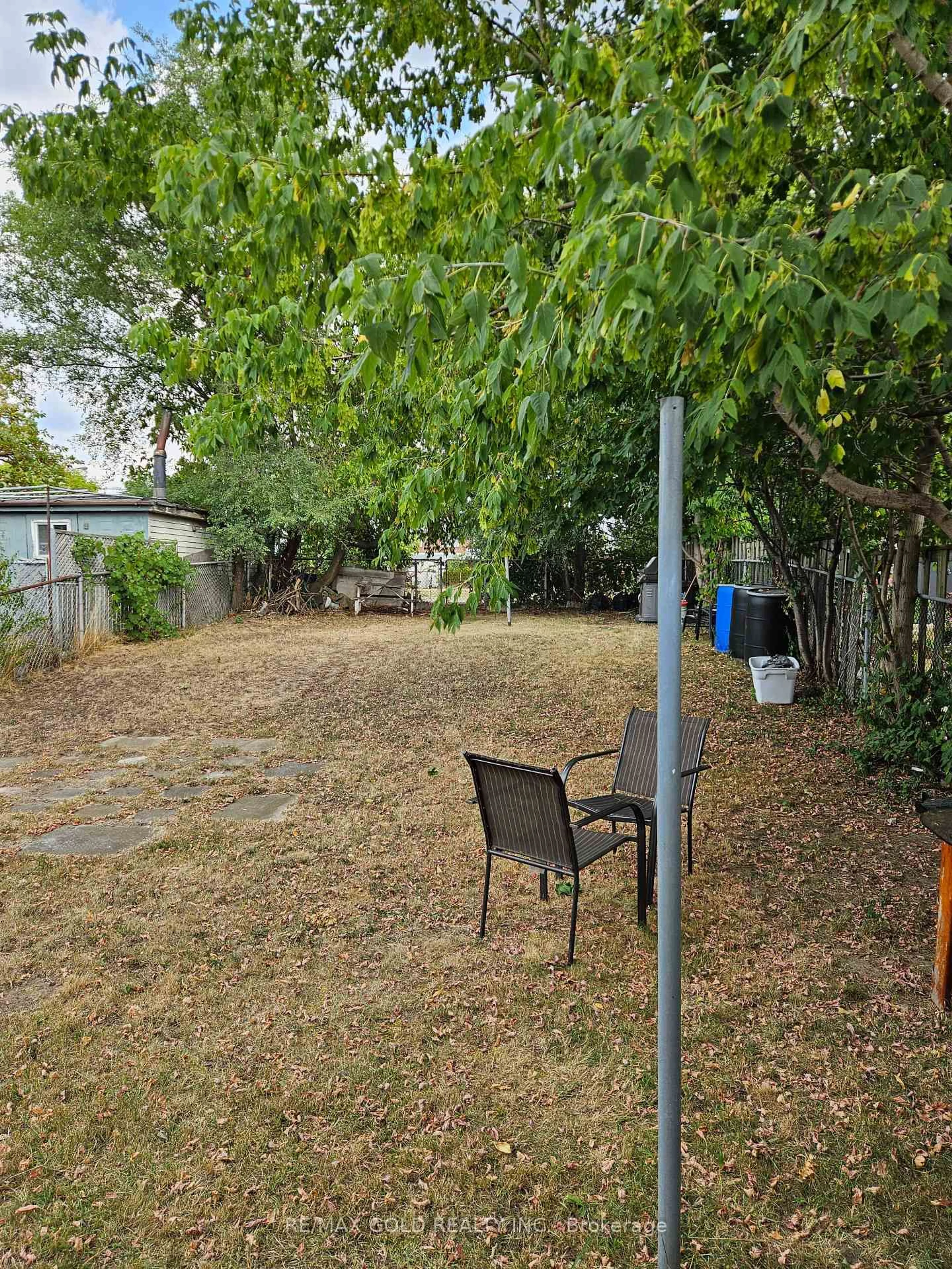 Patio, street for 18 Primula Cres, Toronto Ontario M9L 1K1