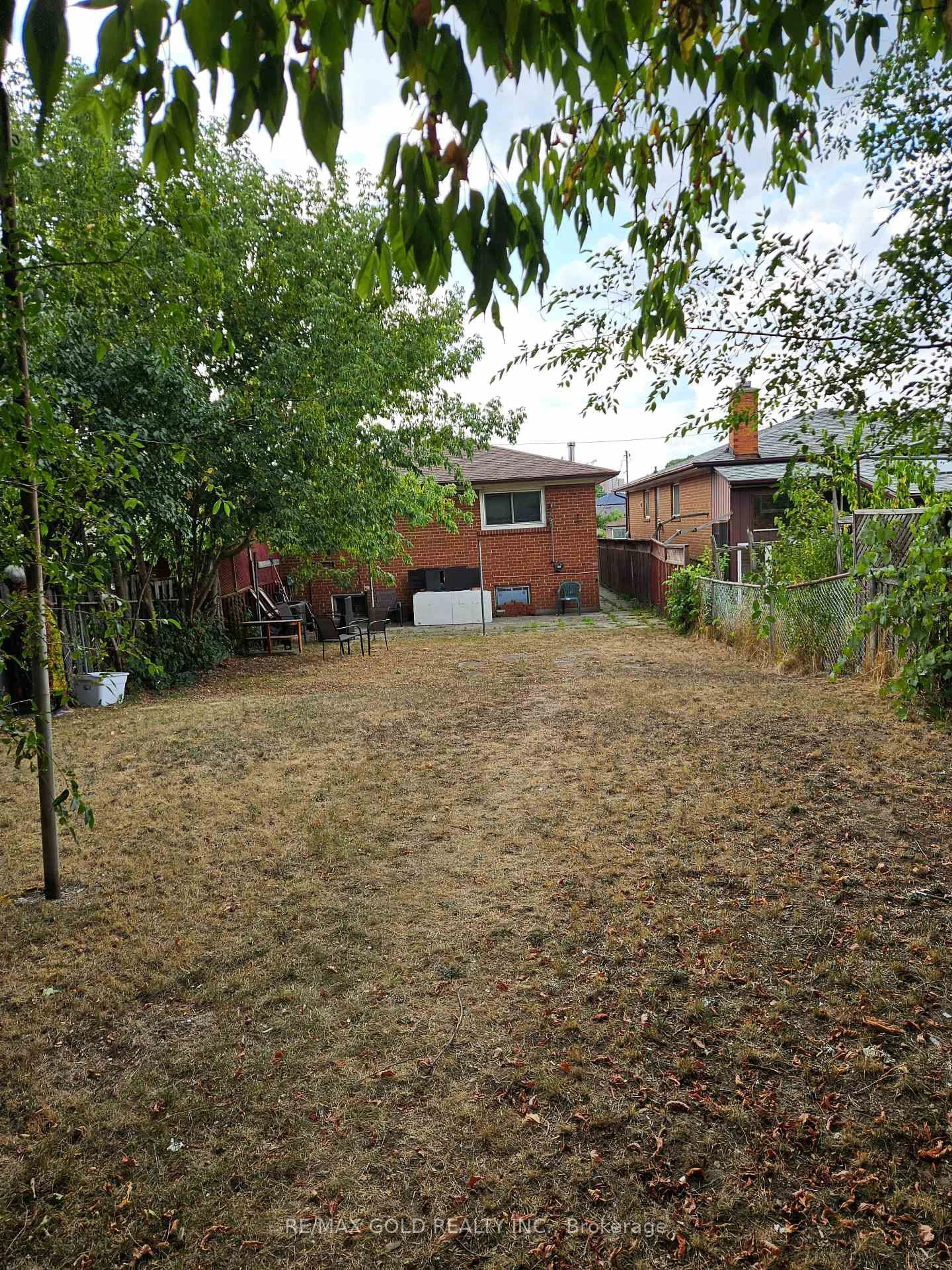 A pic from outside/outdoor area/front of a property/back of a property/a pic from drone, street for 18 Primula Cres, Toronto Ontario M9L 1K1
