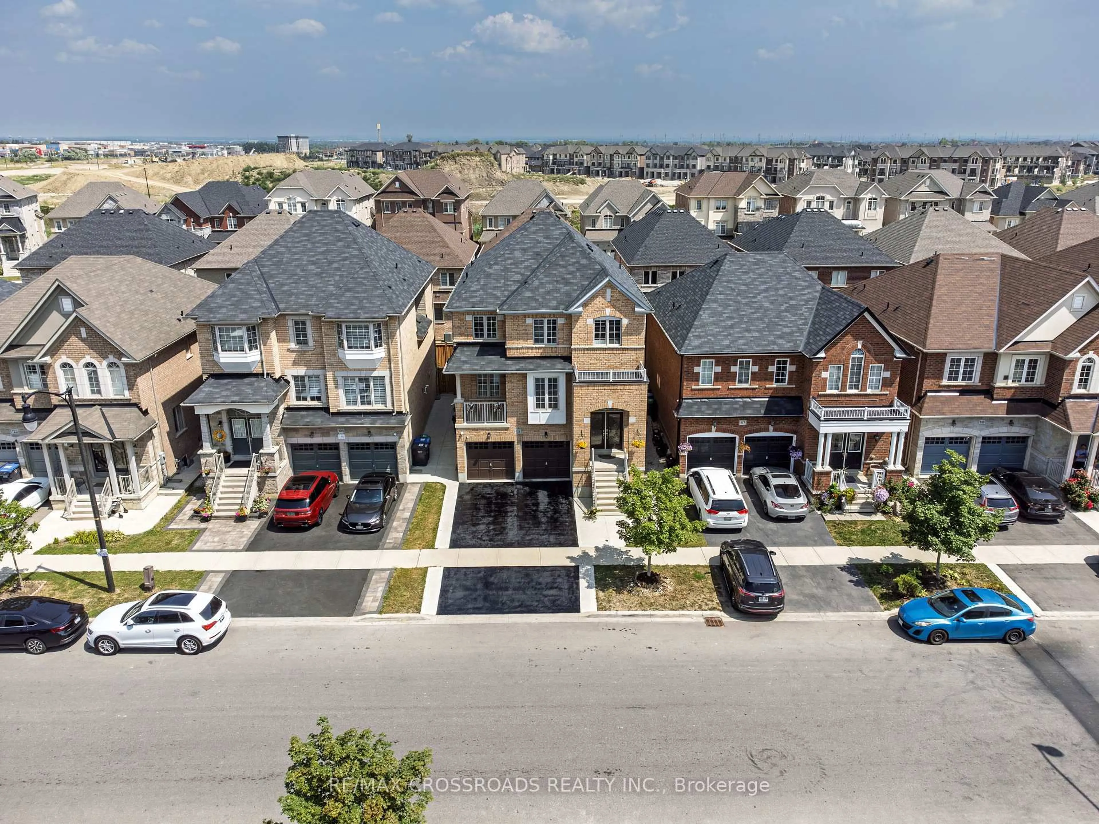 A pic from outside/outdoor area/front of a property/back of a property/a pic from drone, street for 119 Russell Creek Dr, Brampton Ontario L6R 0B3