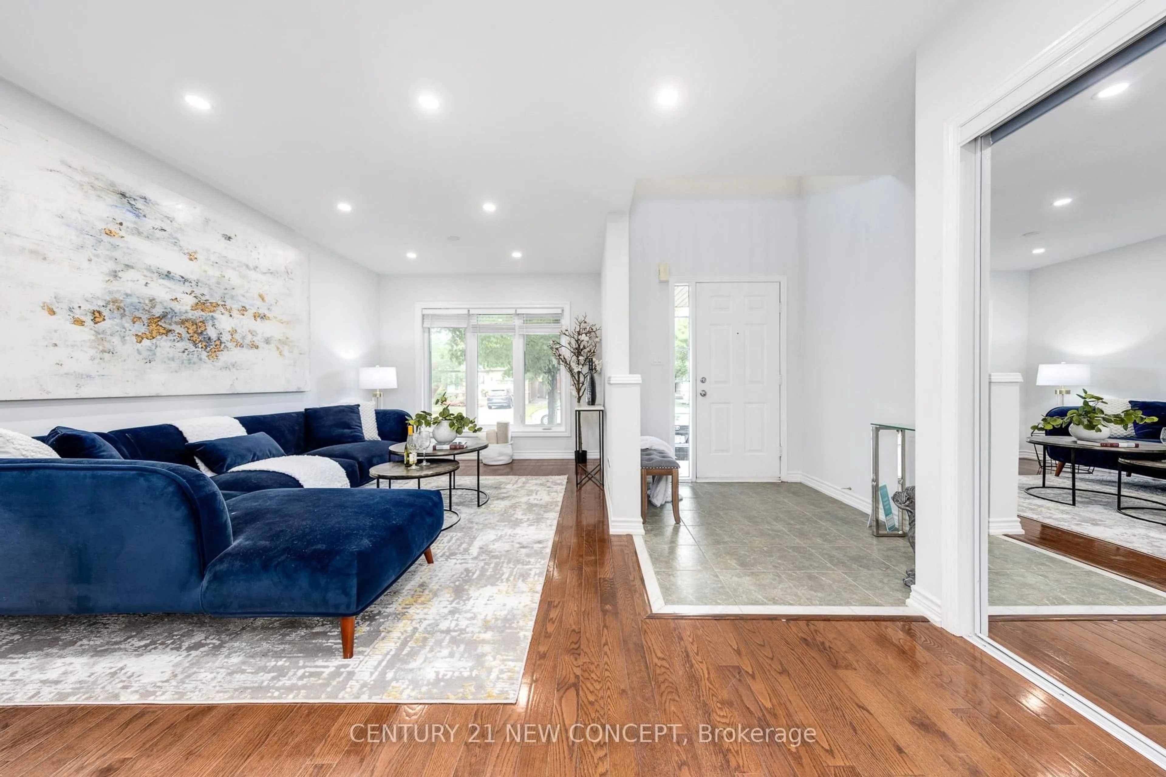 Living room with furniture, unknown for 2143 Stillmeadow Rd, Oakville Ontario L6M 3T4