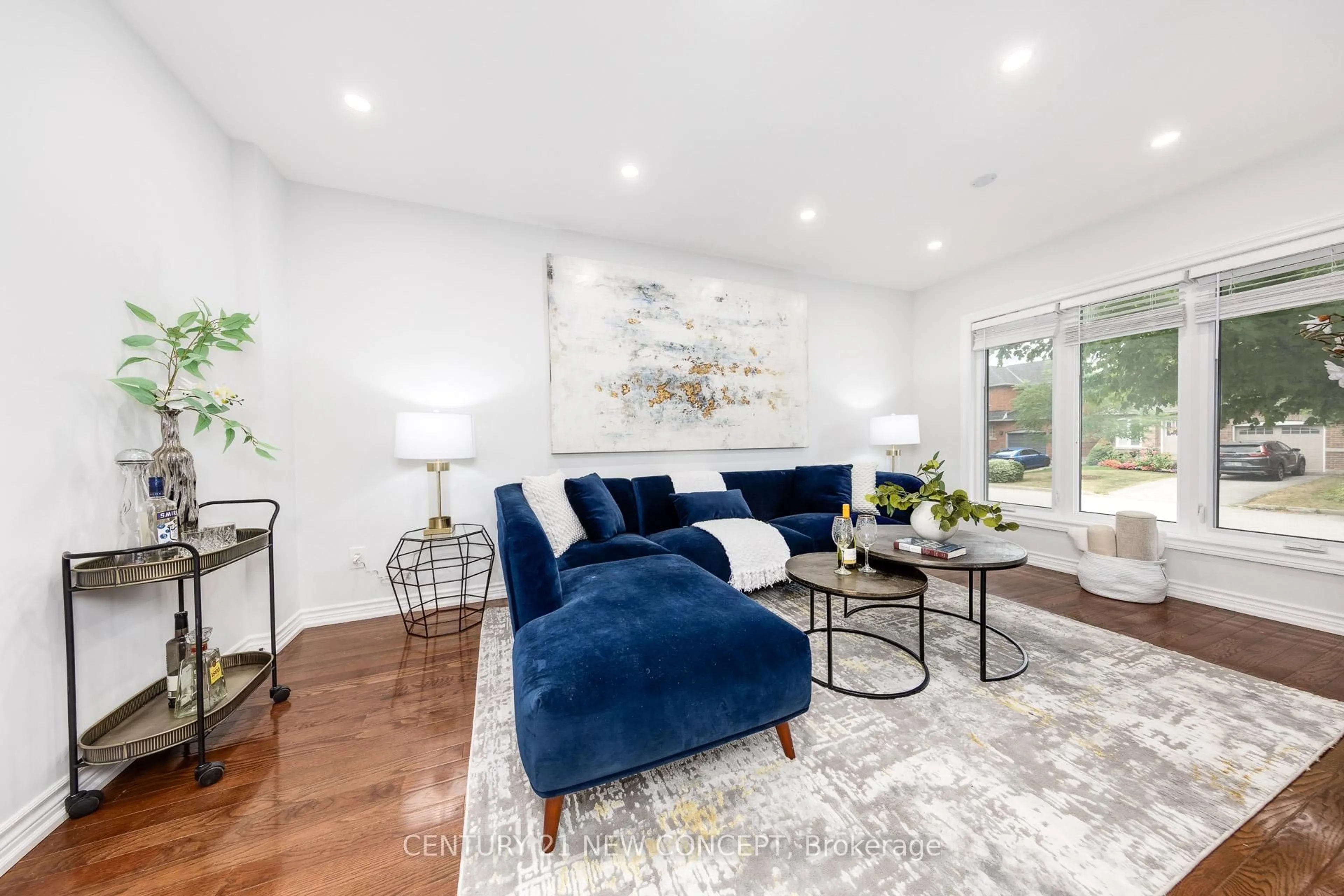 Living room with furniture, unknown for 2143 Stillmeadow Rd, Oakville Ontario L6M 3T4