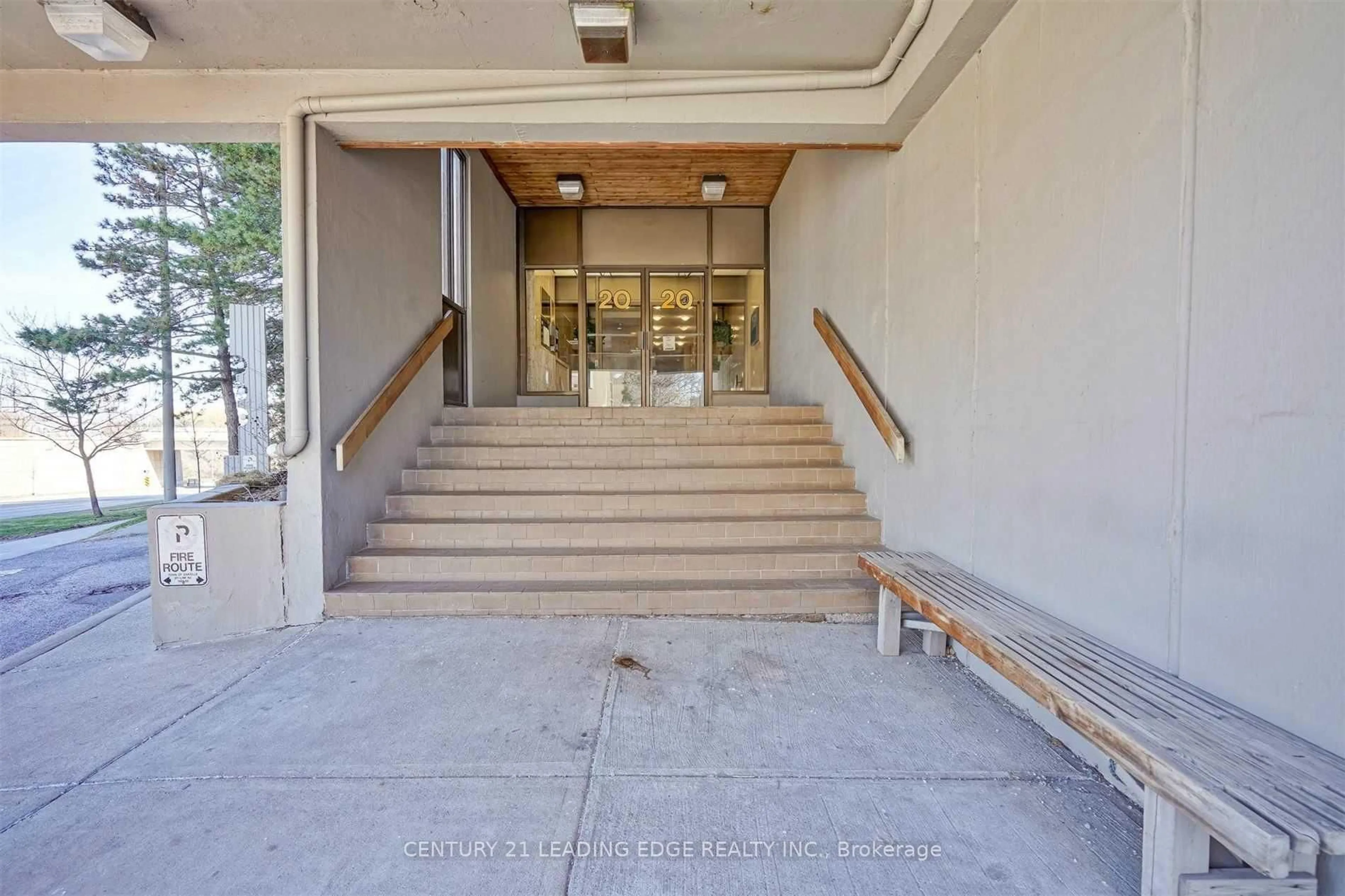 Indoor foyer for 20 Speers Rd #805, Oakville Ontario L6K 3R5
