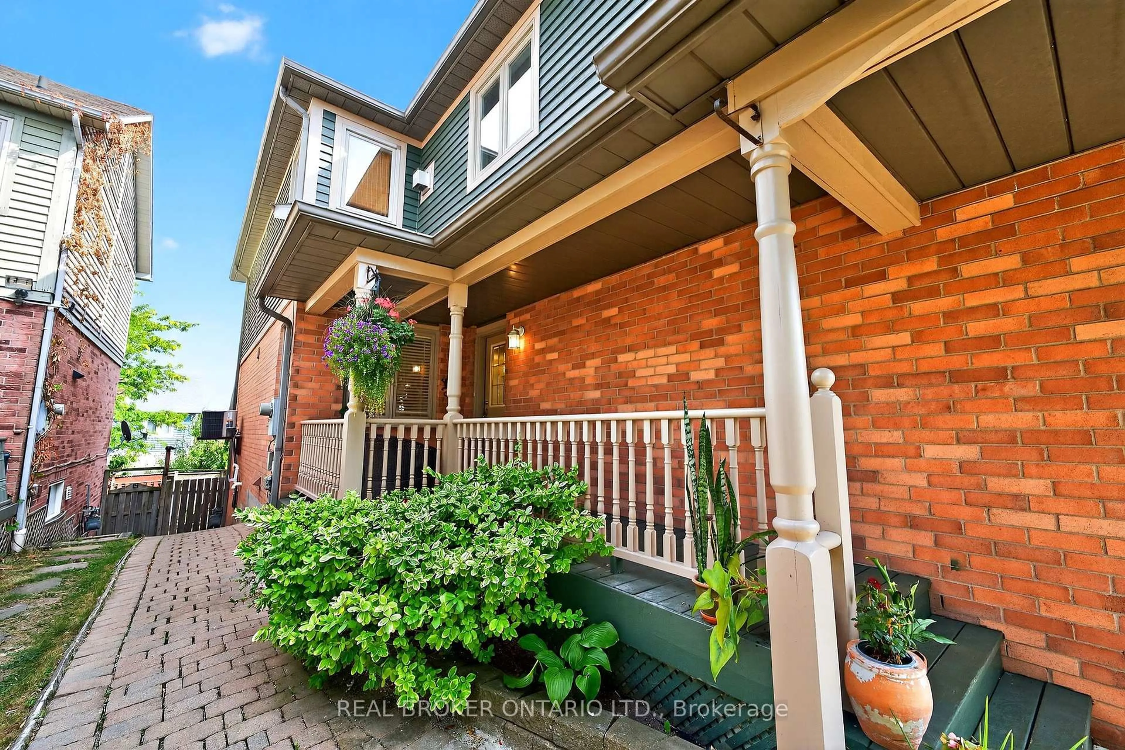 Home with brick exterior material, street for 2843 Galleon Cres, Mississauga Ontario L5M 5T9