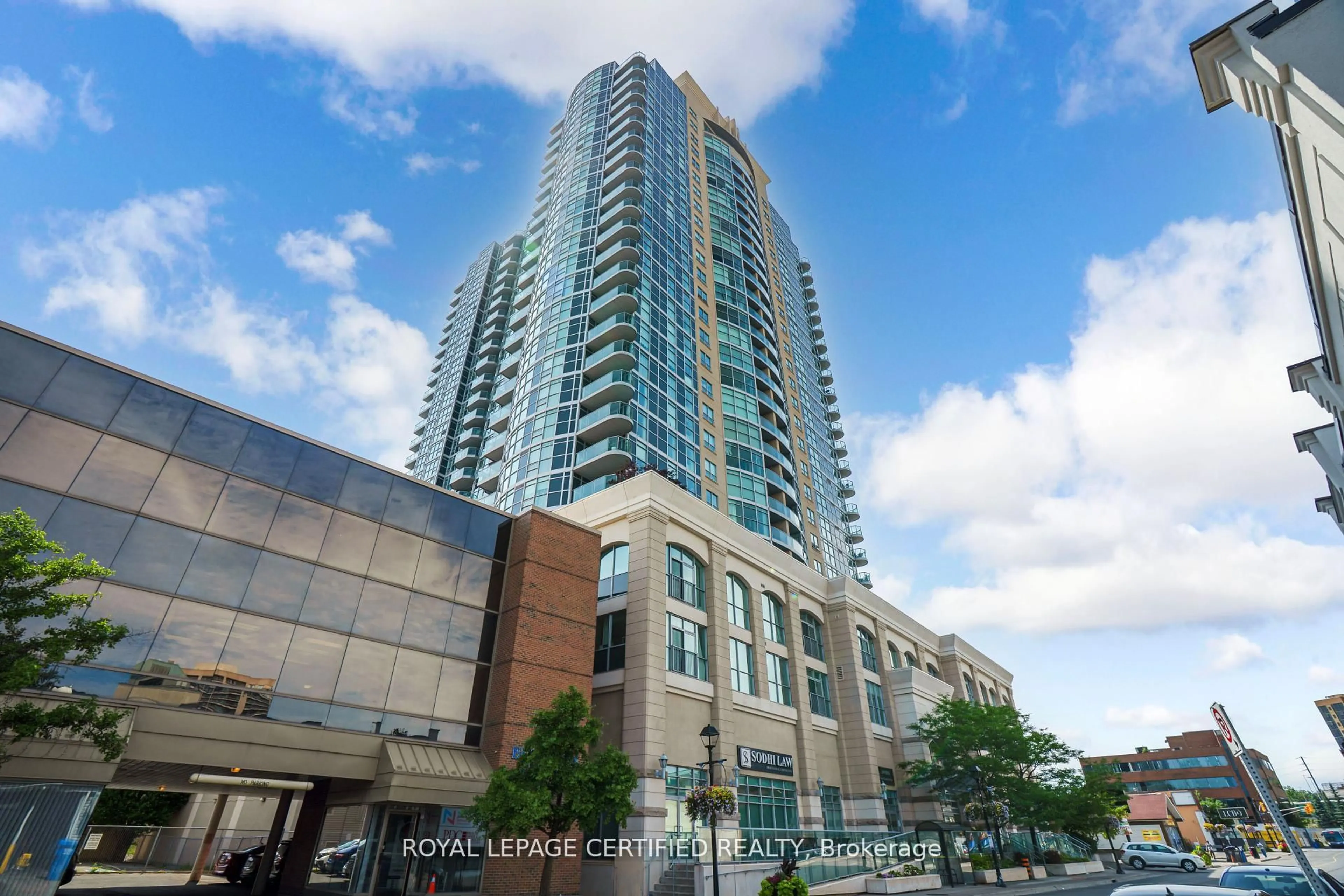 Indoor foyer for 9 George St #813, Brampton Ontario L6X 0T6