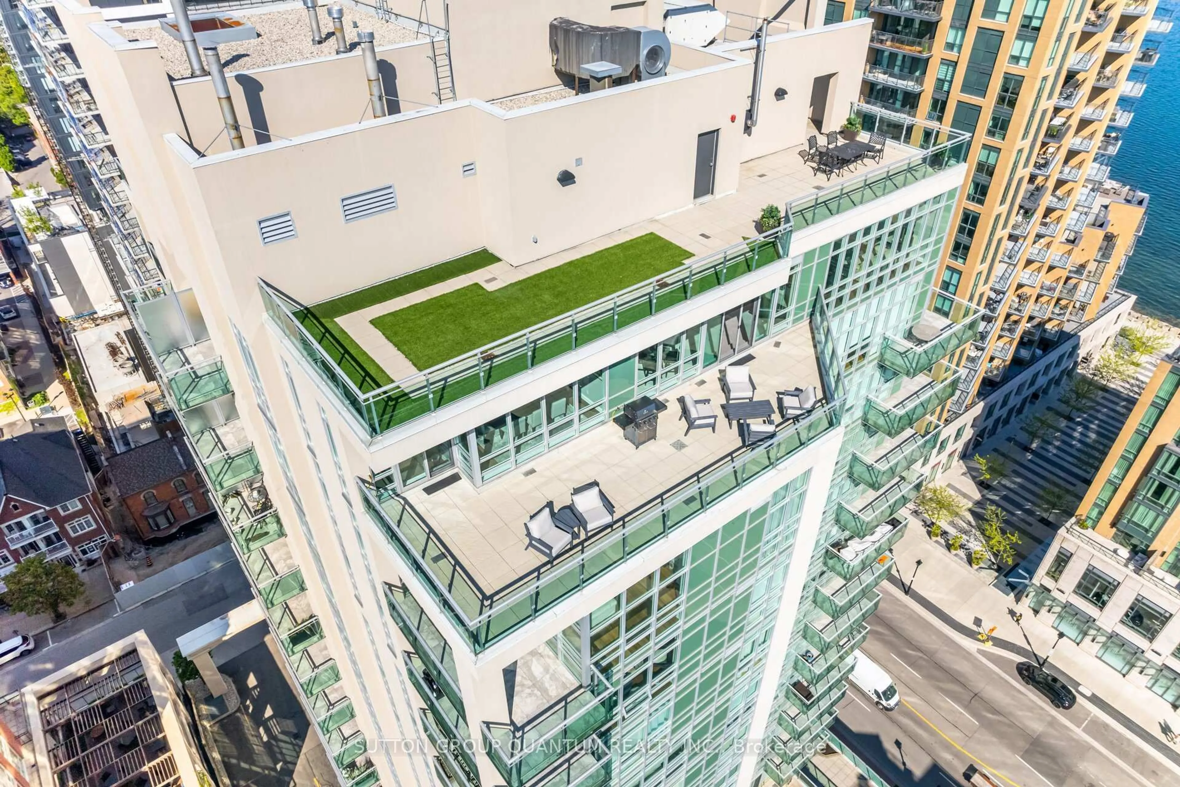A pic from outside/outdoor area/front of a property/back of a property/a pic from drone, city buildings view from balcony for 360 Pearl St #PH2, Burlington Ontario L7R 1E1