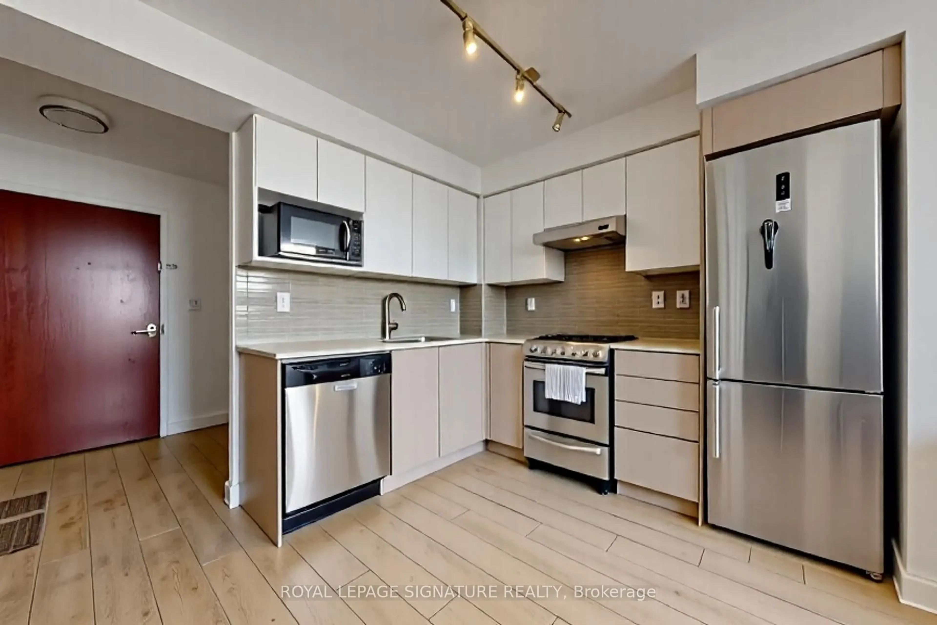 Standard kitchen, wood/laminate floor for 160 Flemington Rd #1409, Toronto Ontario M6A 2P4