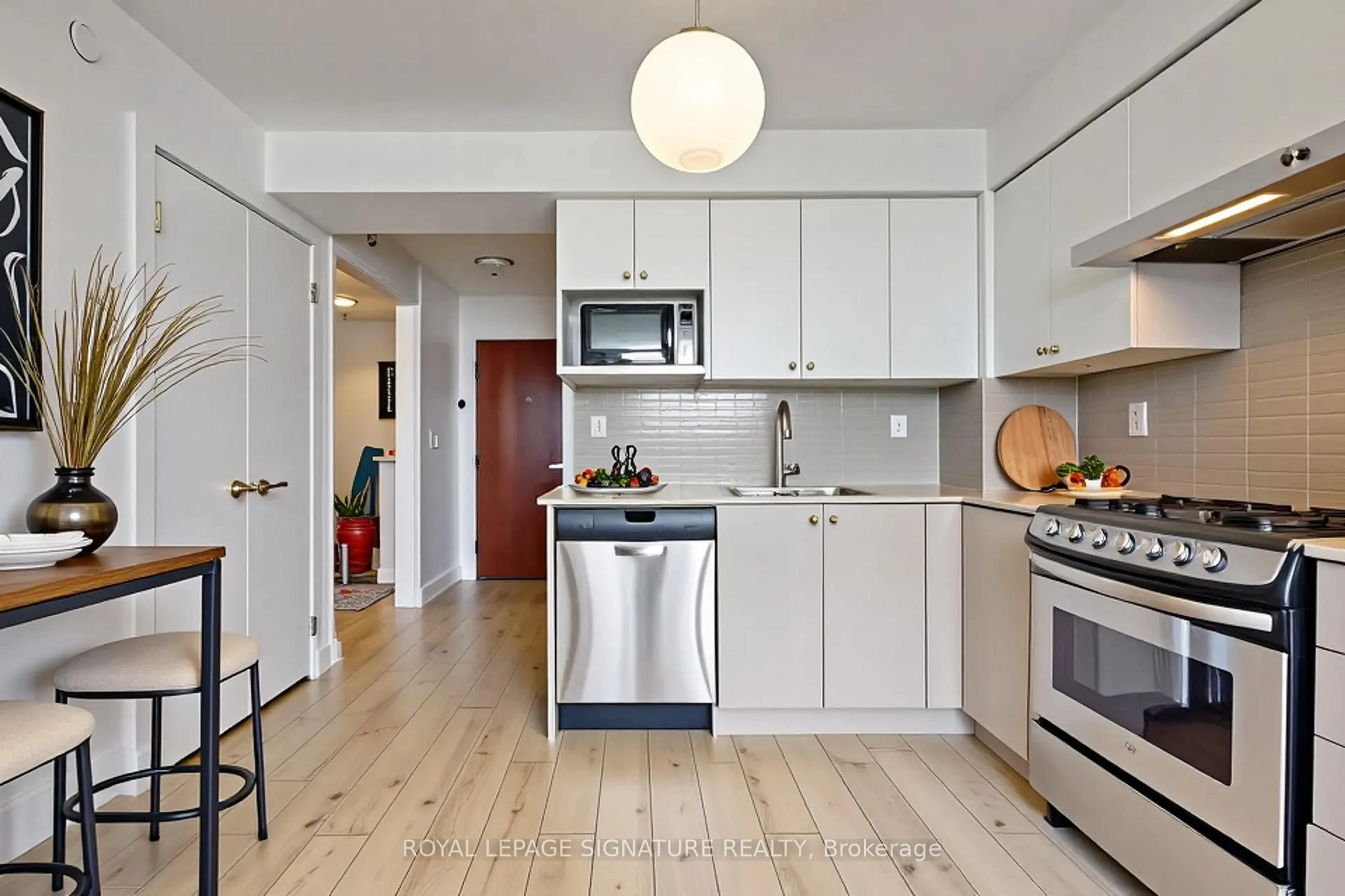 Open concept kitchen, wood/laminate floor for 160 Flemington Rd #1409, Toronto Ontario M6A 2P4