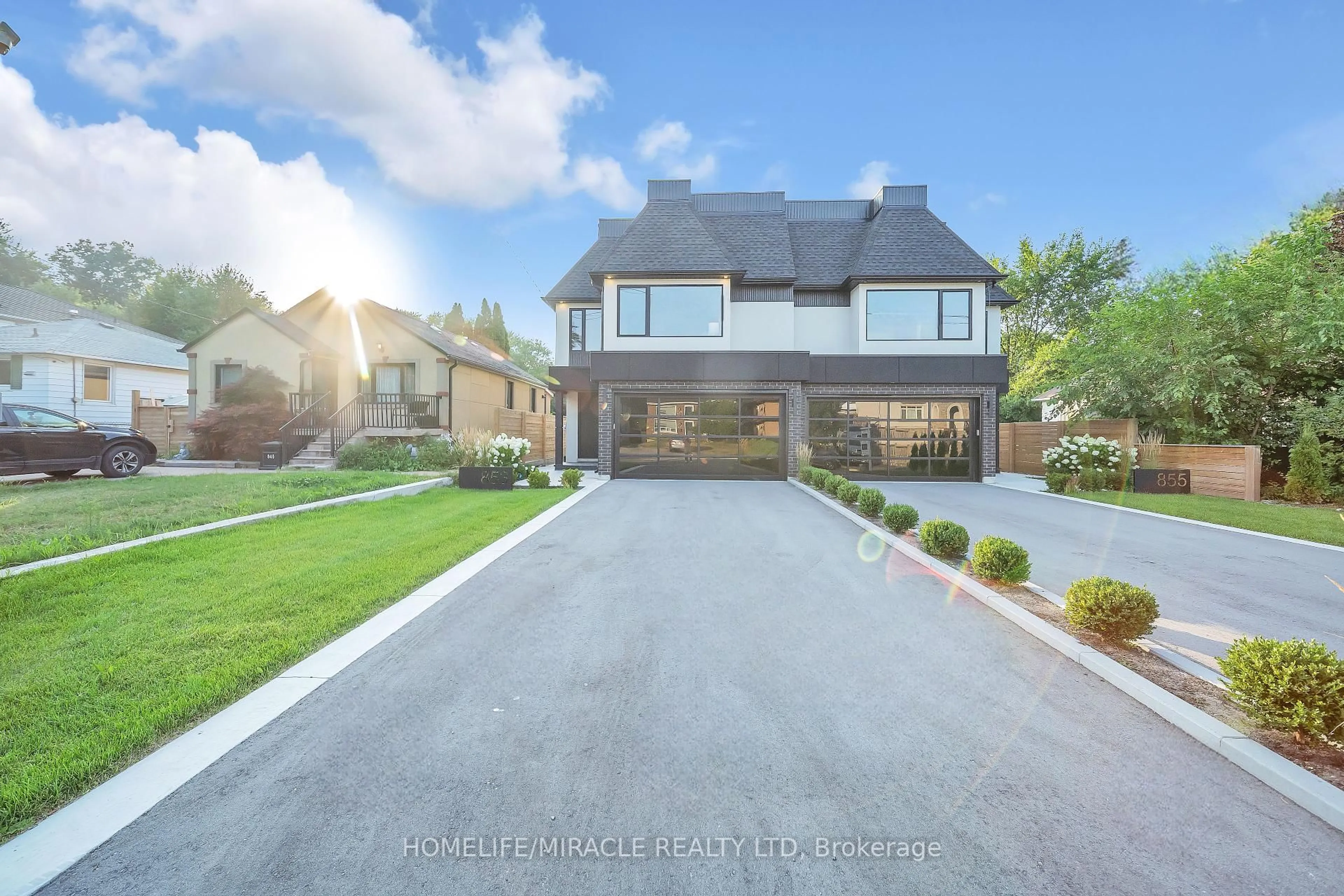 A pic from outside/outdoor area/front of a property/back of a property/a pic from drone, street for 853 Tenth St, Mississauga Ontario L5E 1S7