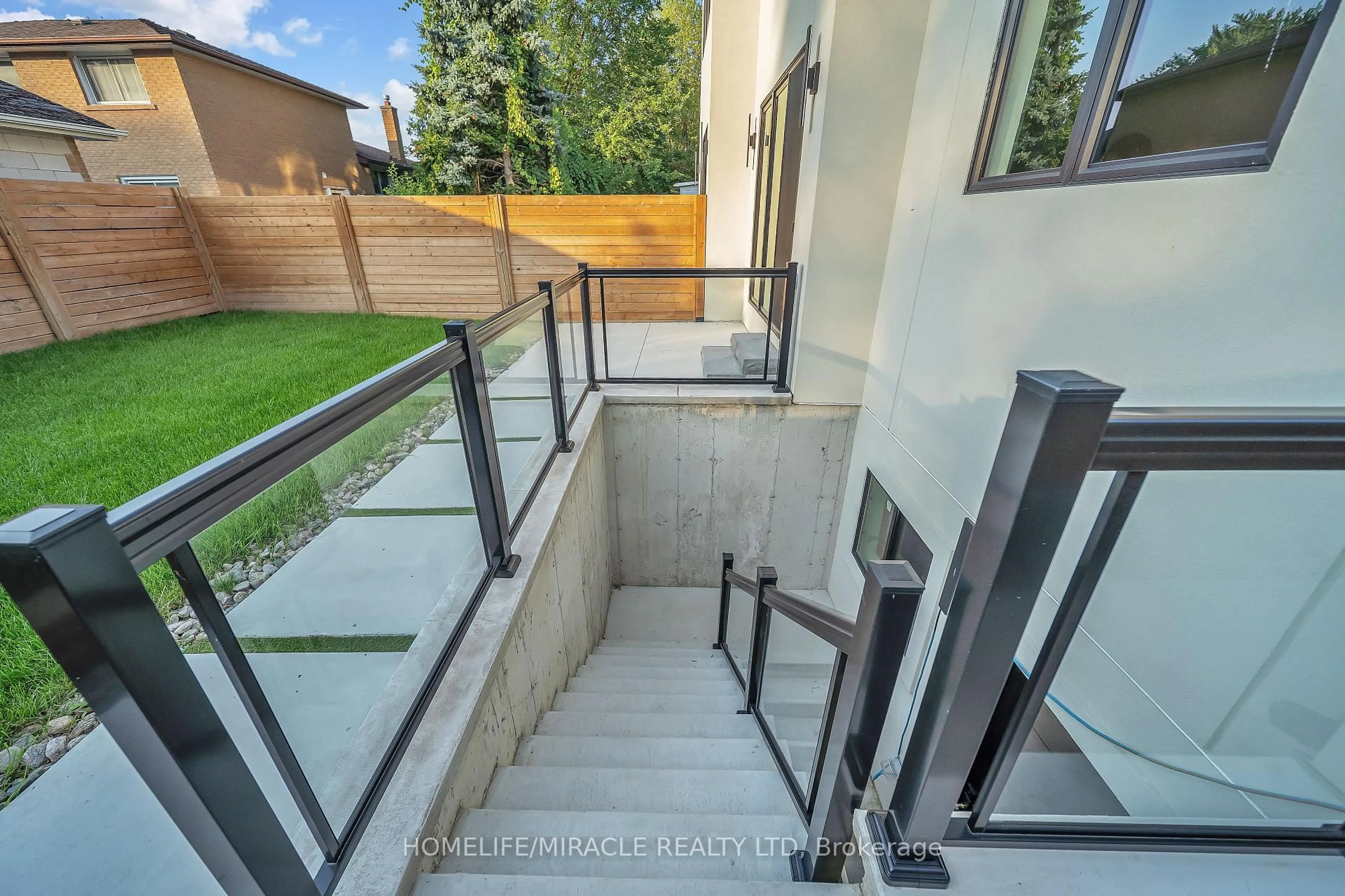 Stairs for 853 Tenth St, Mississauga Ontario L5E 1S7