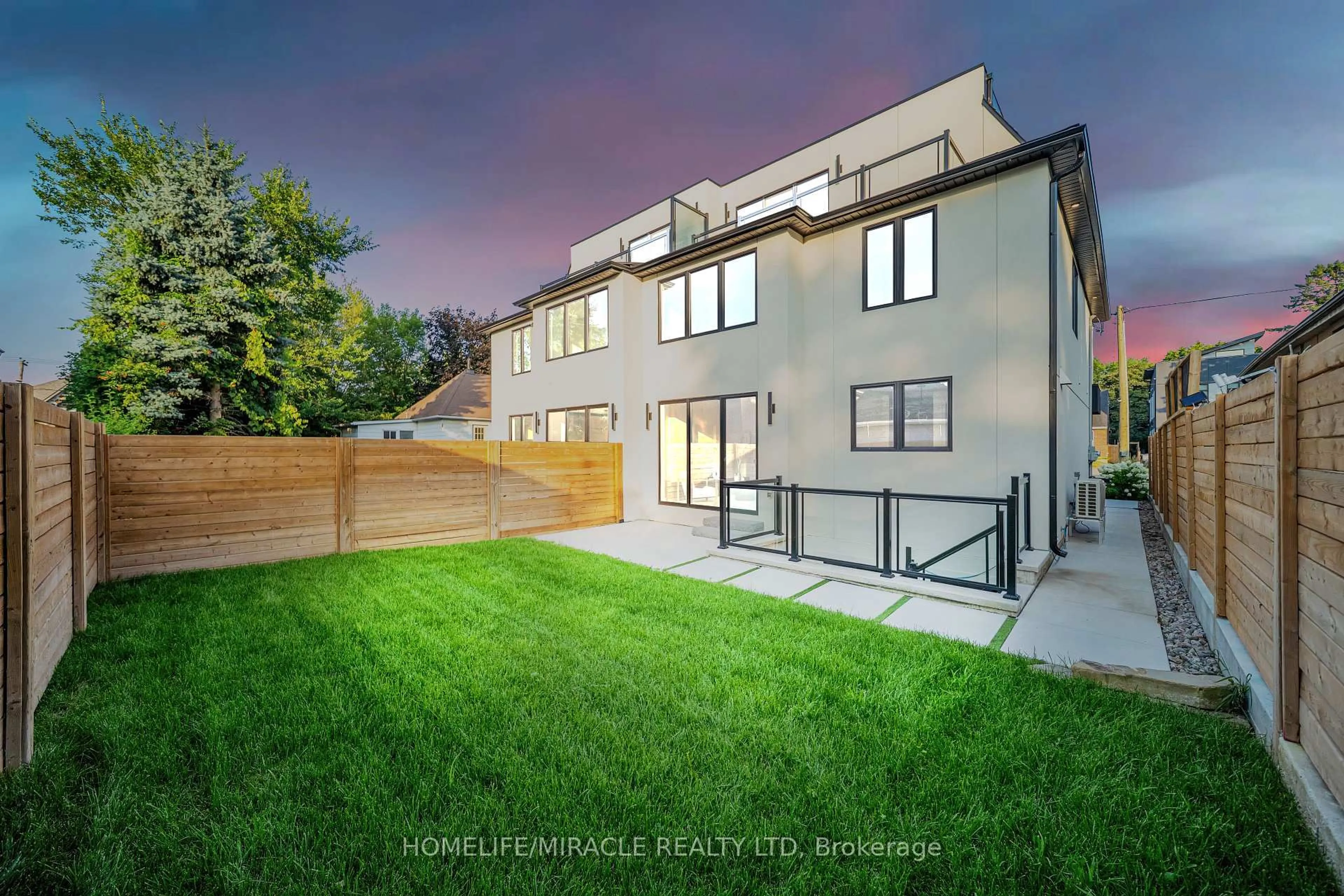 Unknown for 853 Tenth St, Mississauga Ontario L5E 1S7