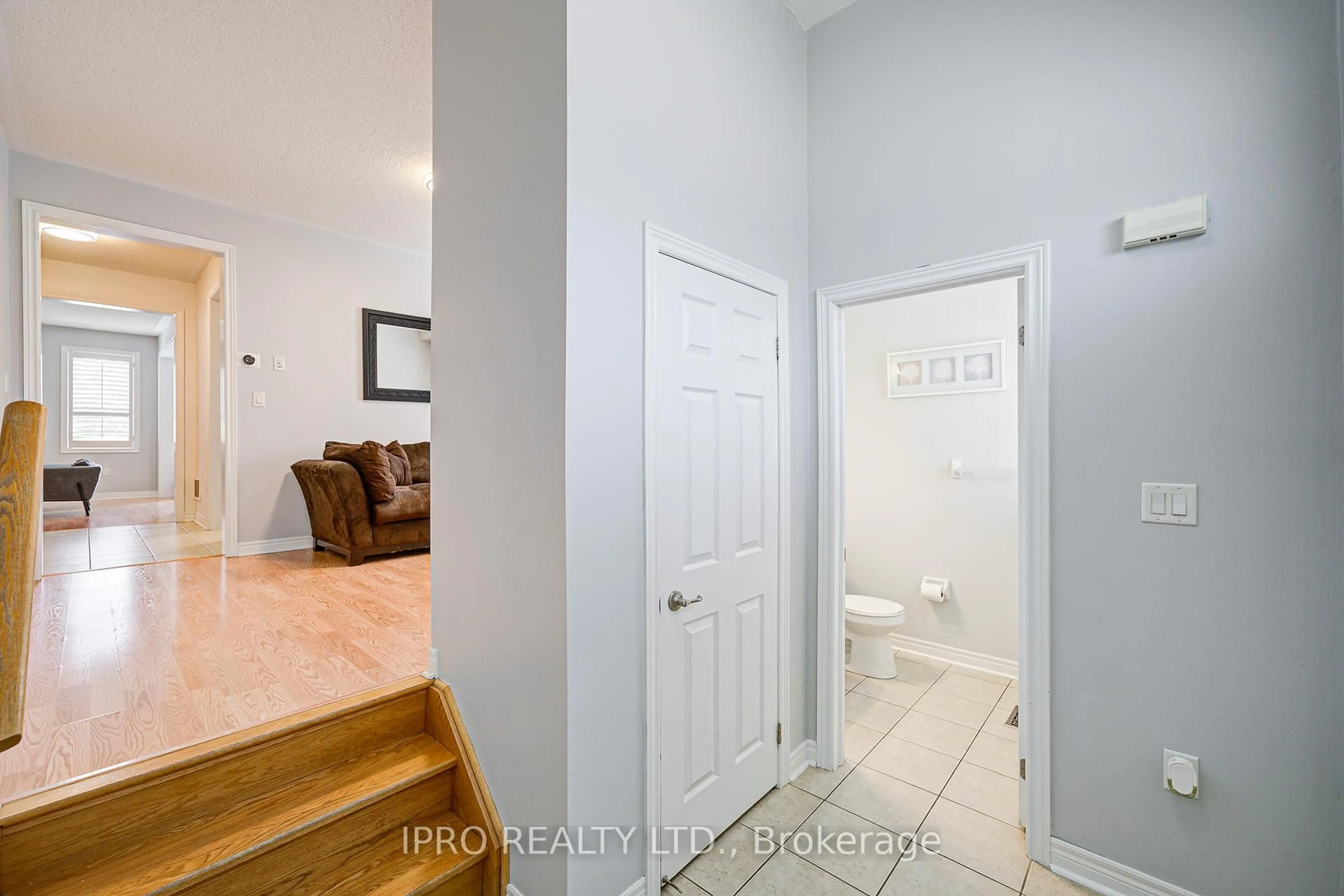 Indoor entryway for 29 Teal Crest Circ, Brampton Ontario L6X 2Z5
