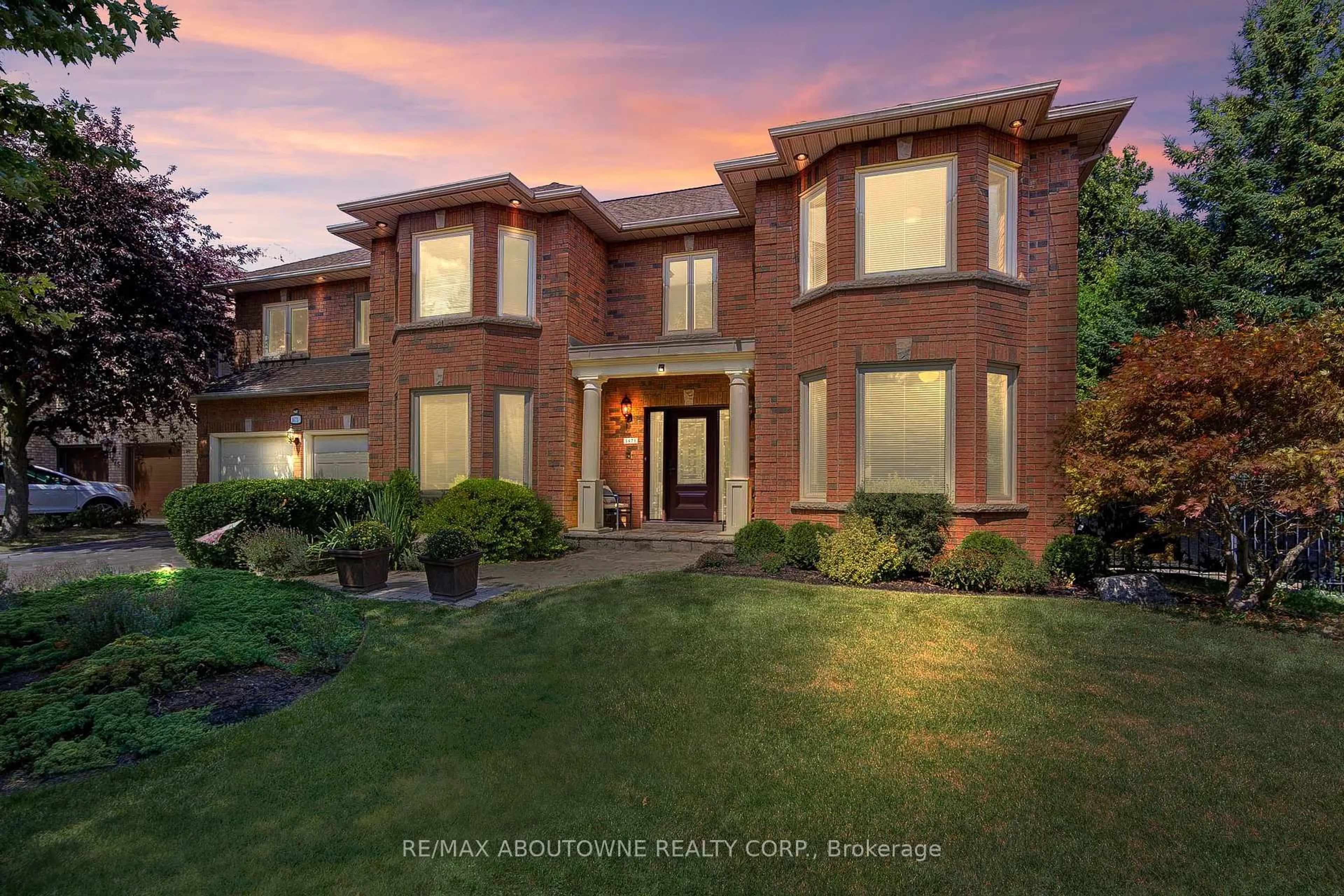 Home with brick exterior material, mountain view for 1471 The Links Dr, Oakville Ontario L6M 2P2