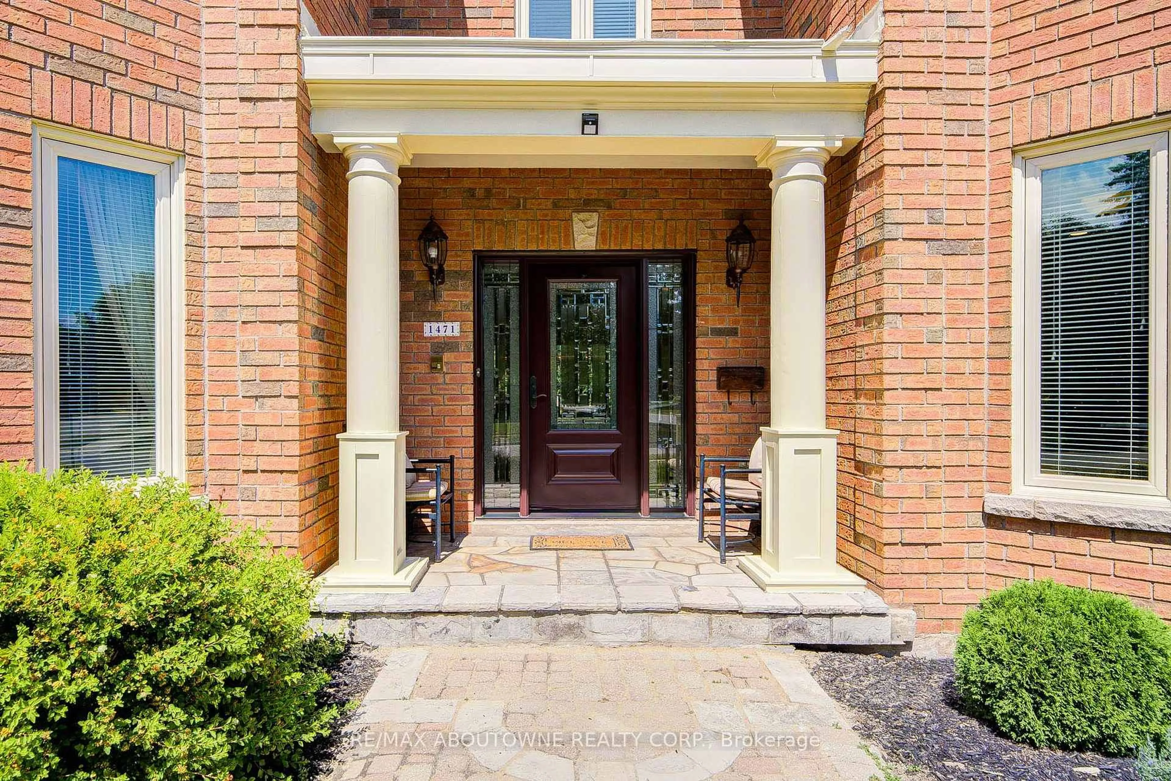 Indoor entryway for 1471 The Links Dr, Oakville Ontario L6M 2P2