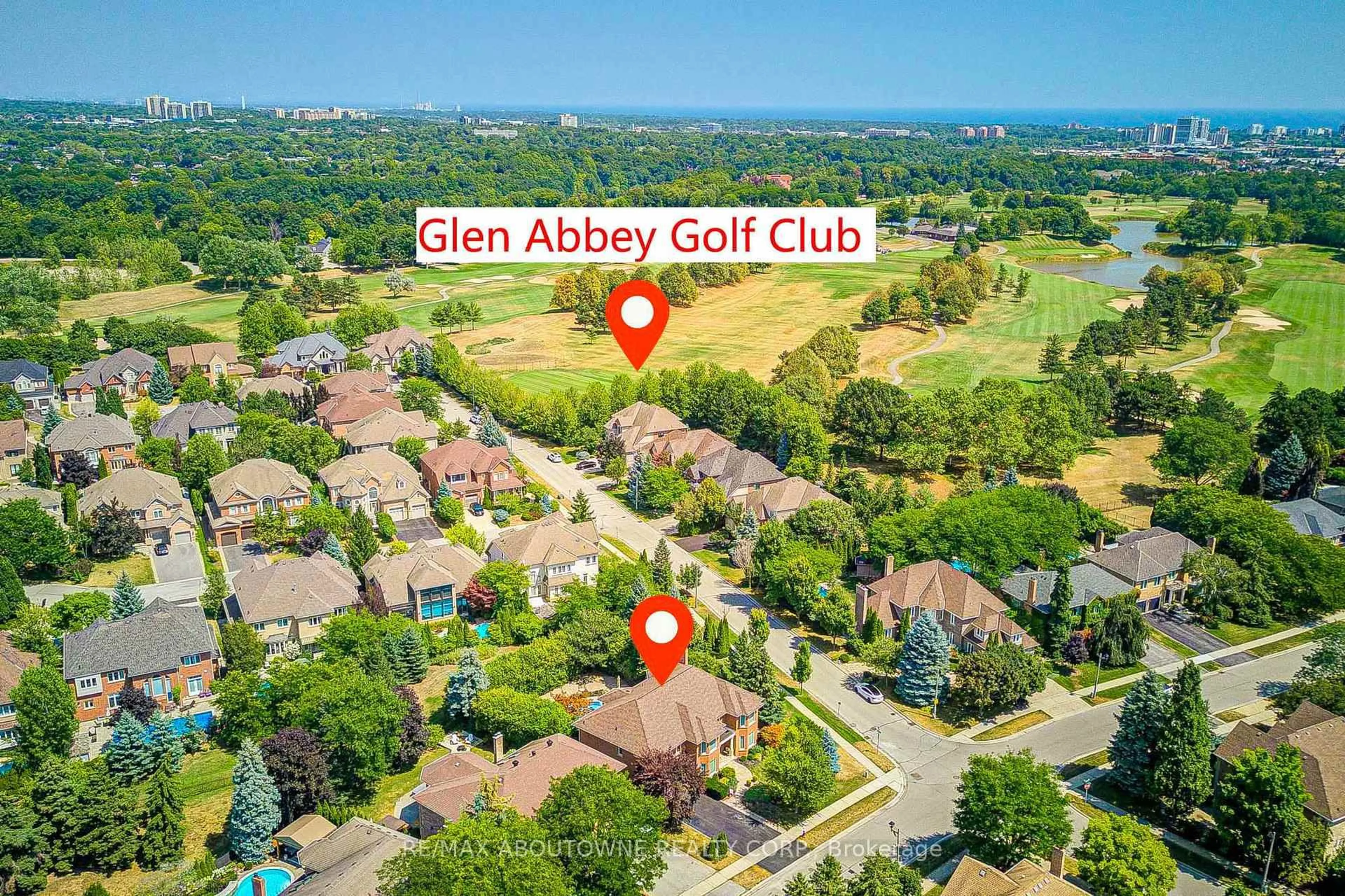 A pic from outside/outdoor area/front of a property/back of a property/a pic from drone, street for 1471 The Links Dr, Oakville Ontario L6M 2P2