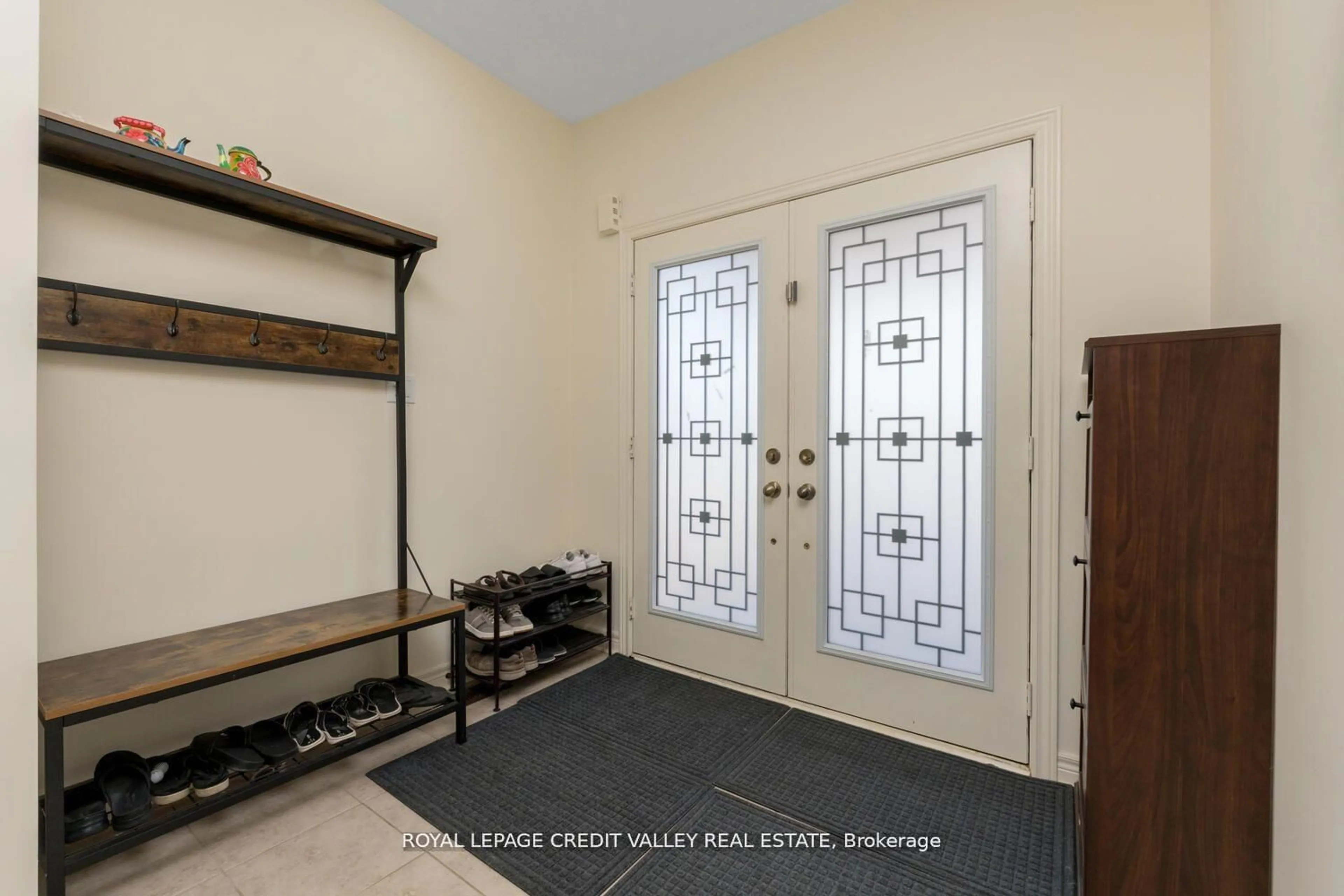 Indoor entryway for 480 Downes Jackson Hts, Milton Ontario L9T 8W1