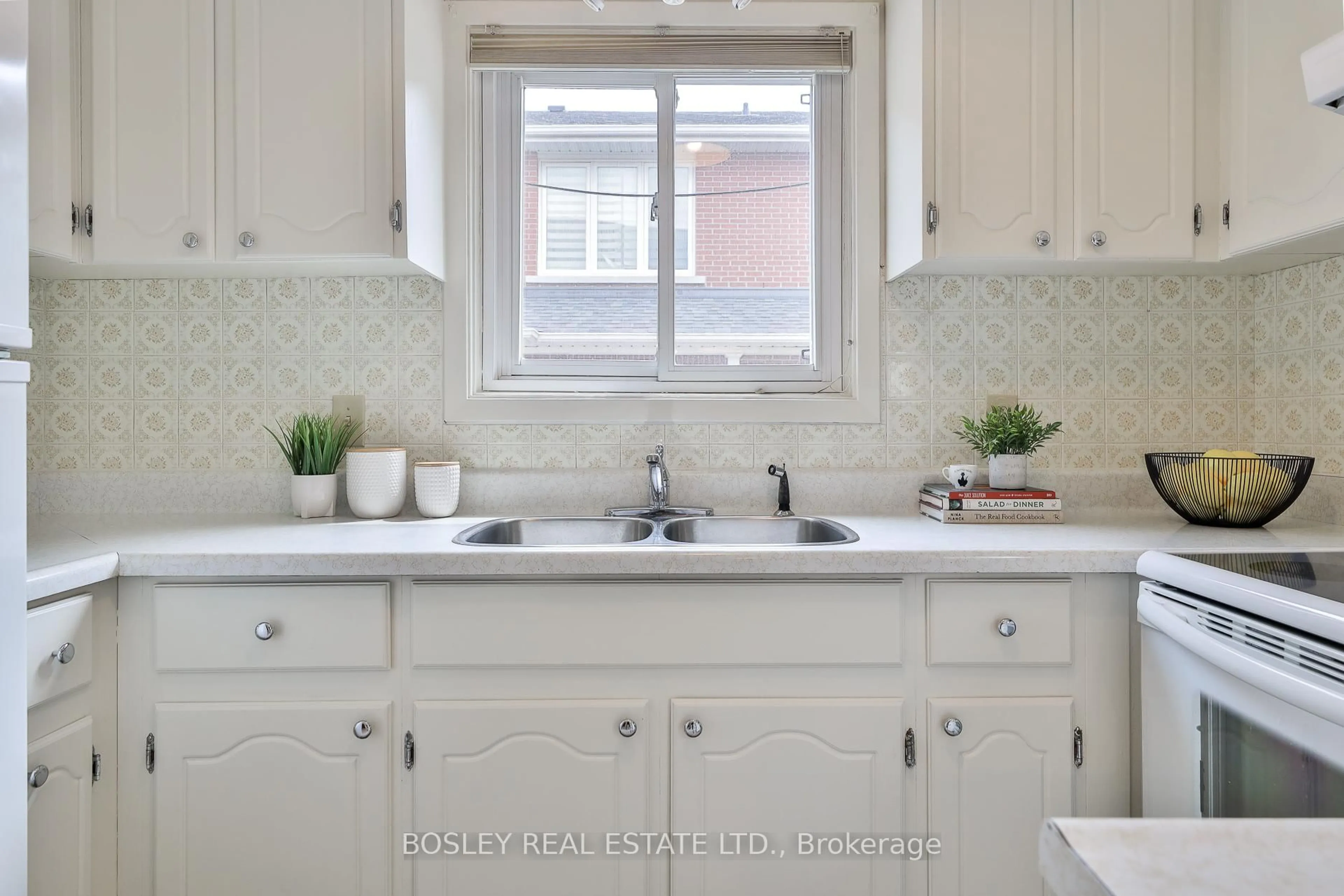 Standard kitchen, ceramic/tile floor for 15 Cremorne Ave, Toronto Ontario M8Z 3L6
