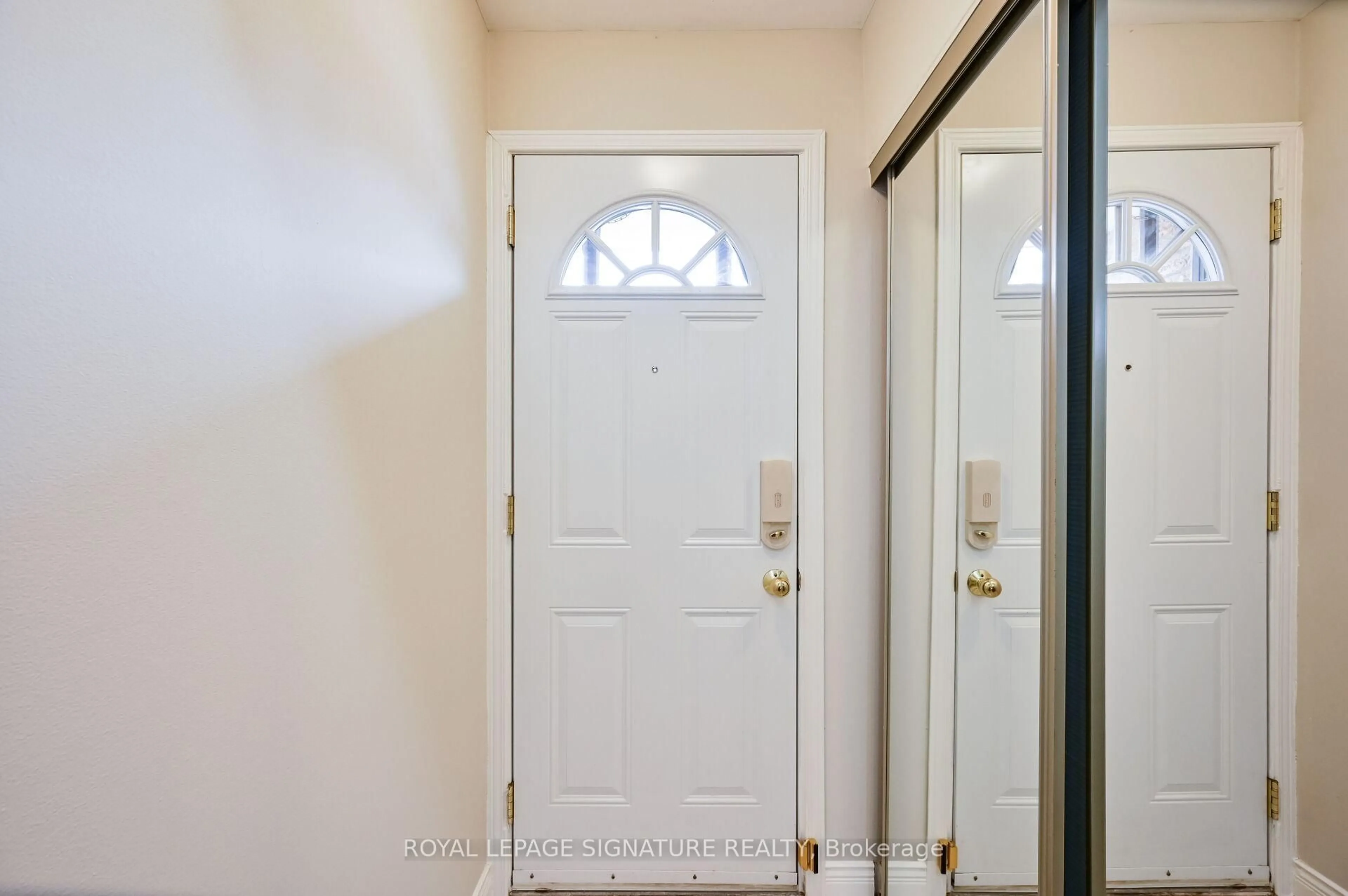 Indoor entryway for 1221 Dundix Rd #101, Mississauga Ontario L4Y 3Y9