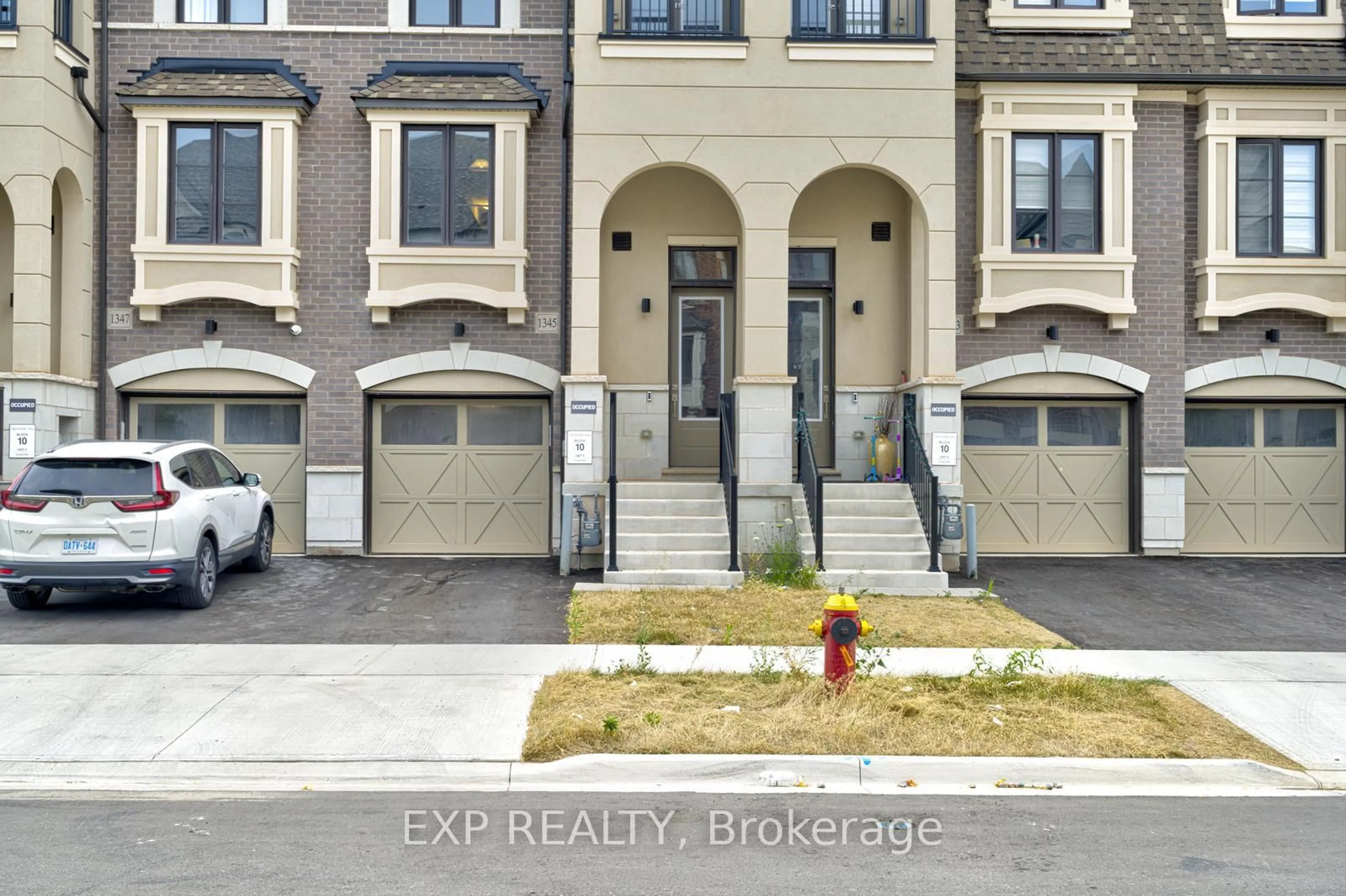 A pic from outside/outdoor area/front of a property/back of a property/a pic from drone, street for 1345 Kaniv St, Oakville Ontario L6M 5R3