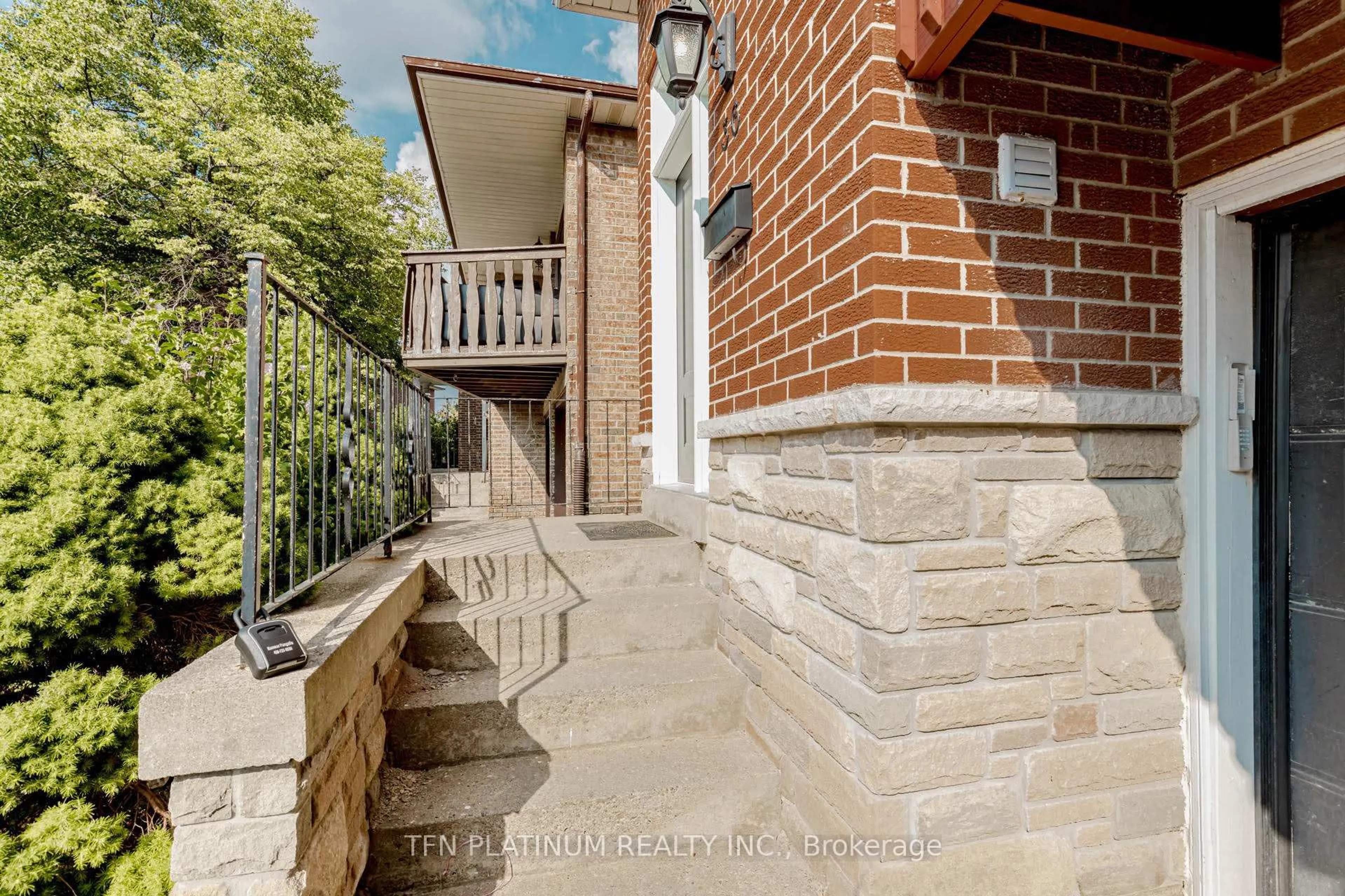 Patio, street for 36 Tanager Sq, Brampton Ontario L6Z 1X2
