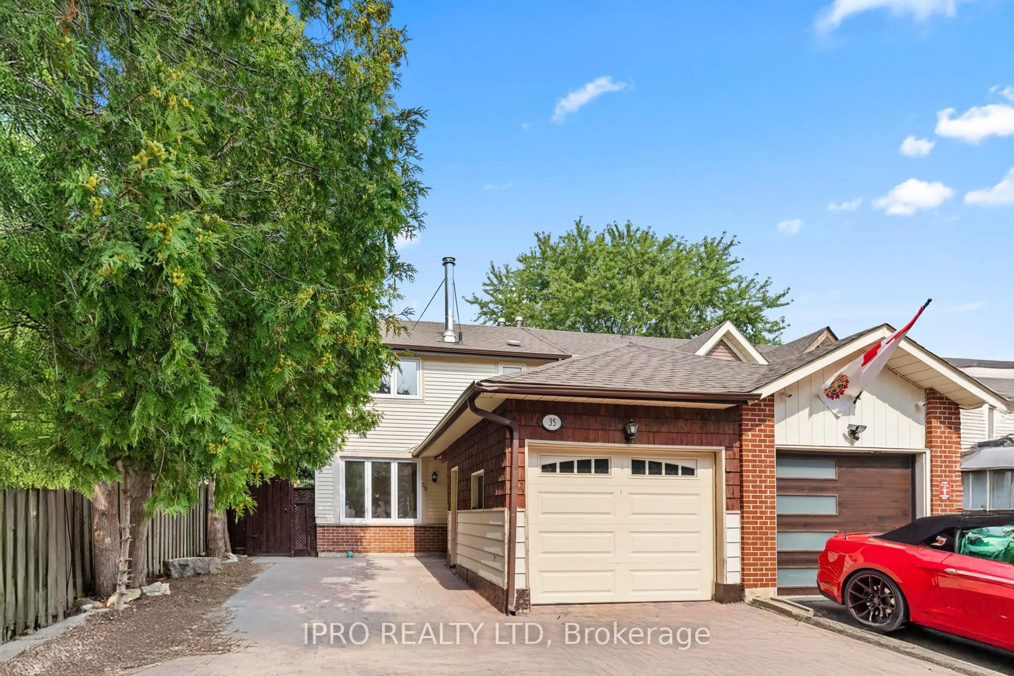 Home with brick exterior material, street for 35 Barrington Cres, Brampton Ontario L6Z 1N2