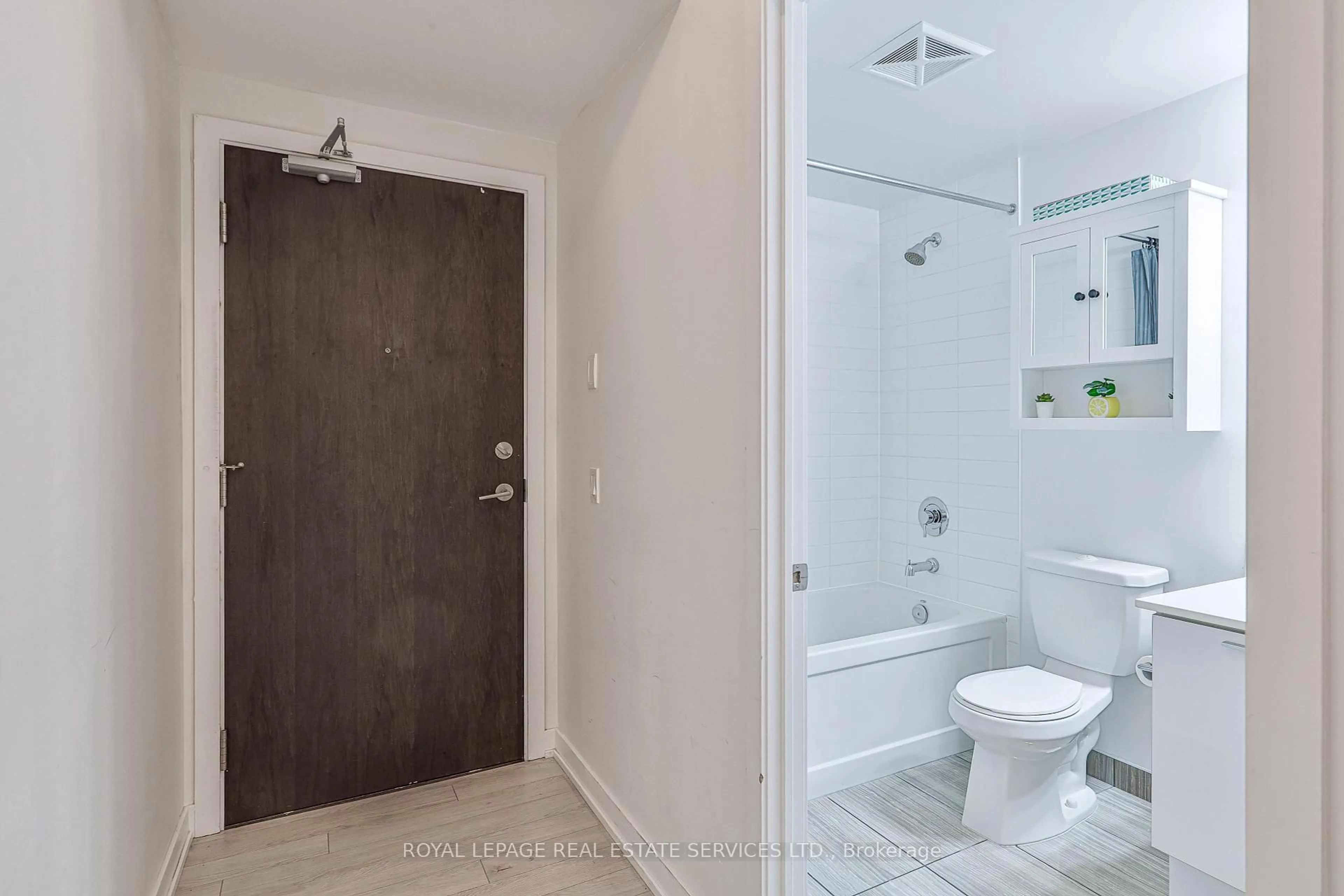 Standard bathroom, ceramic/tile floor for 10 Park Lawn Rd #3507, Toronto Ontario M8V 0H9