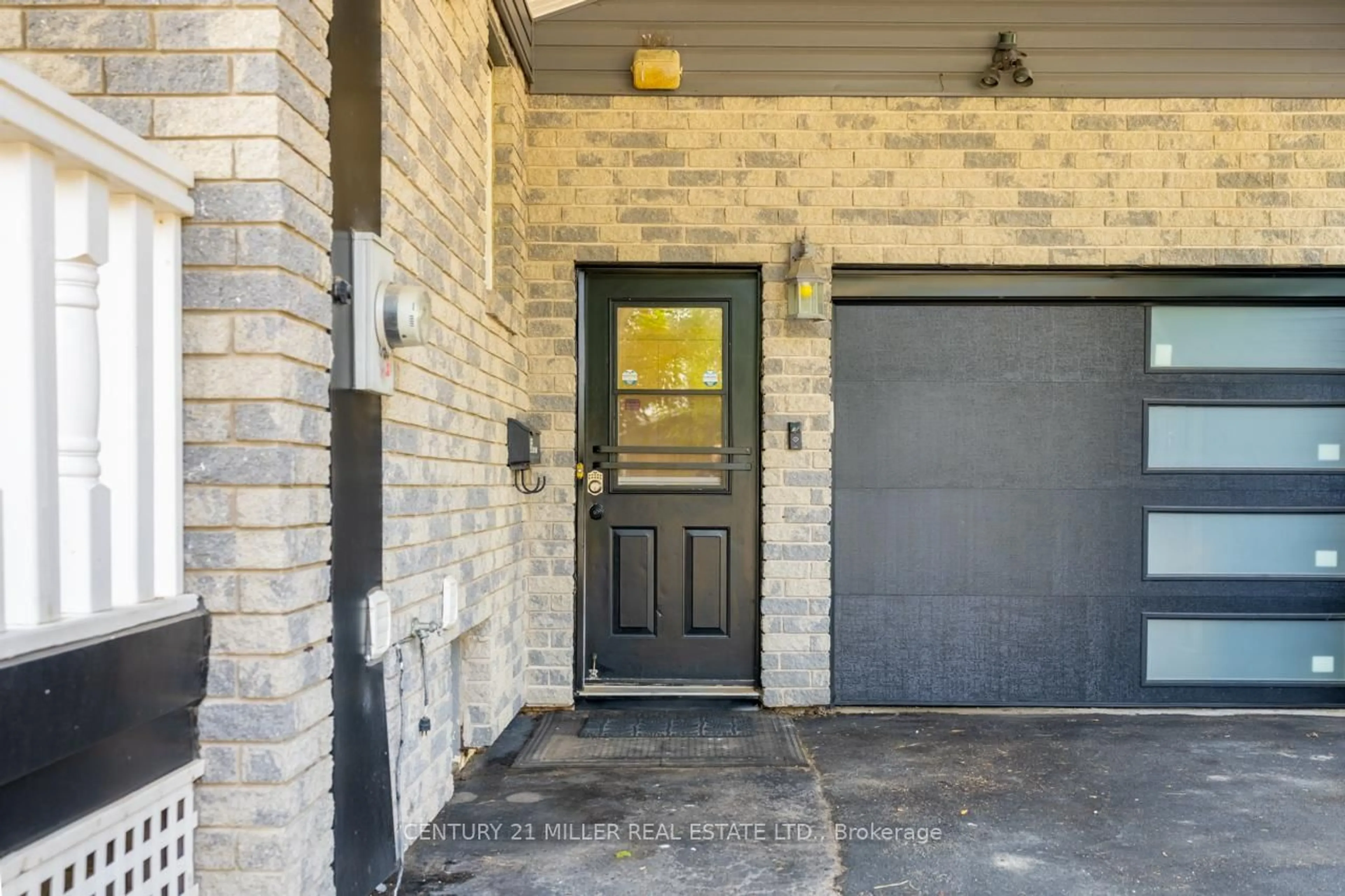 Indoor entryway for 66 Cook St, Halton Hills Ontario L7J 1Z4