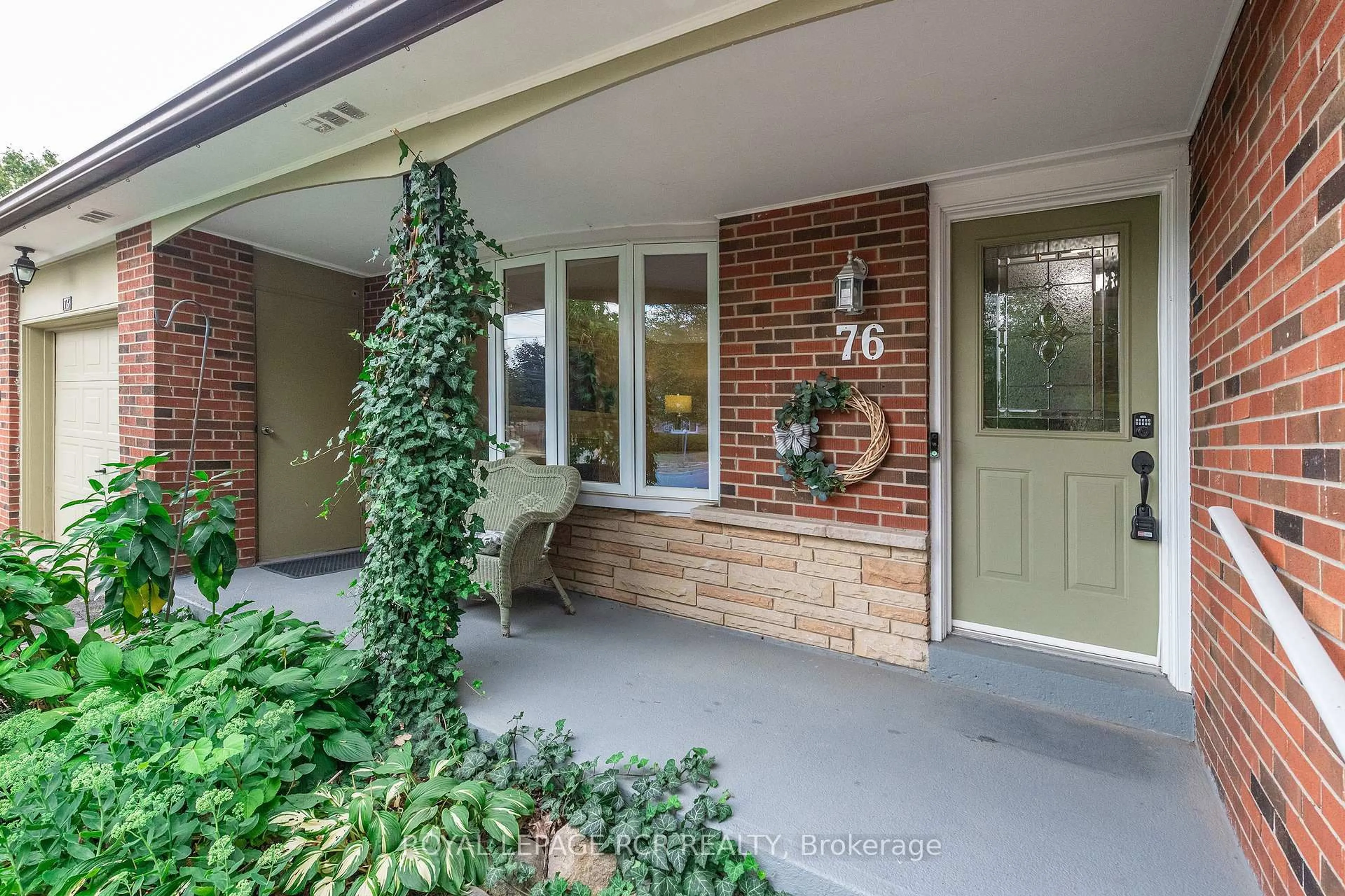 Indoor entryway for 76 Elizabeth St, Orangeville Ontario L9W 1C6