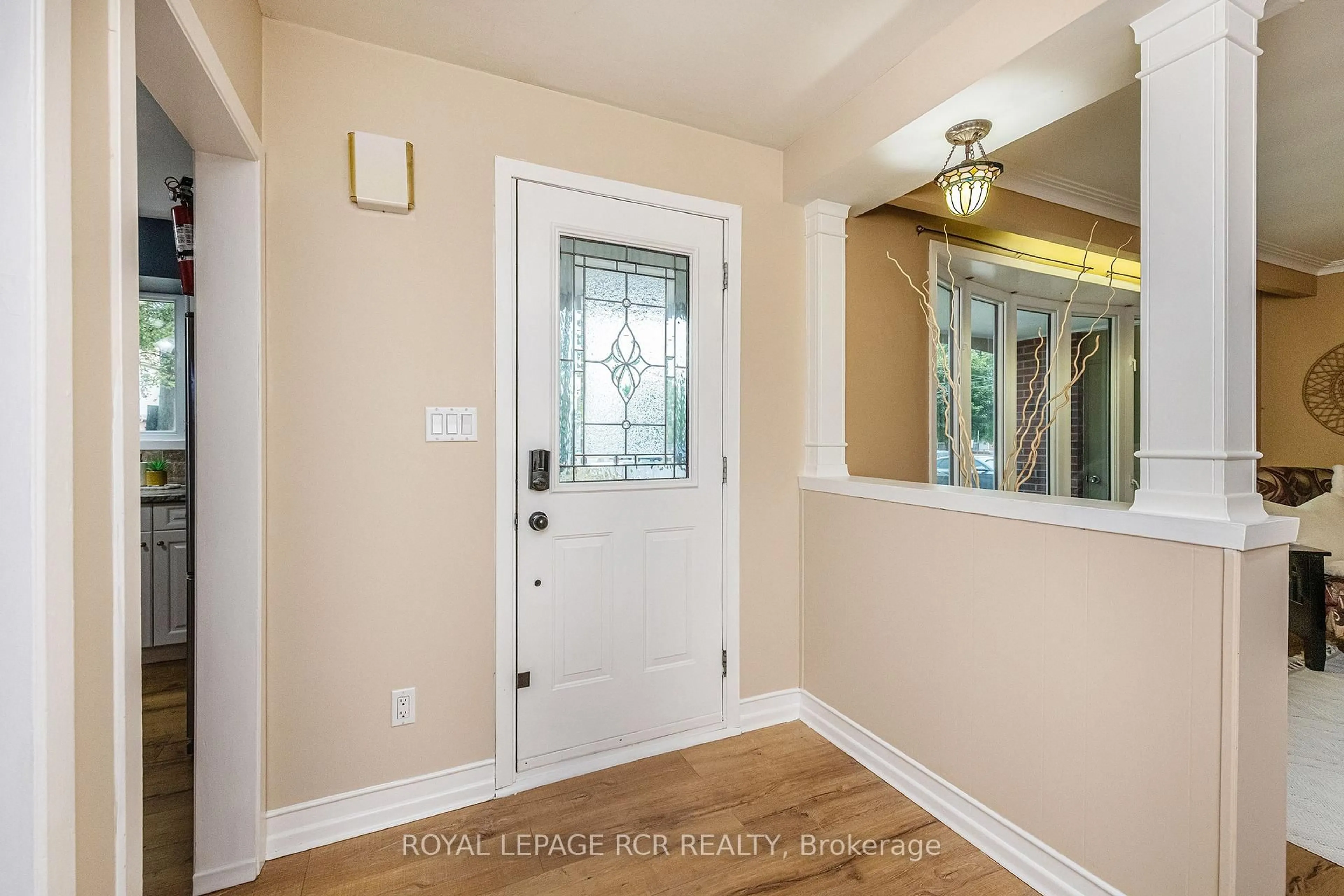 Indoor entryway for 76 Elizabeth St, Orangeville Ontario L9W 1C6