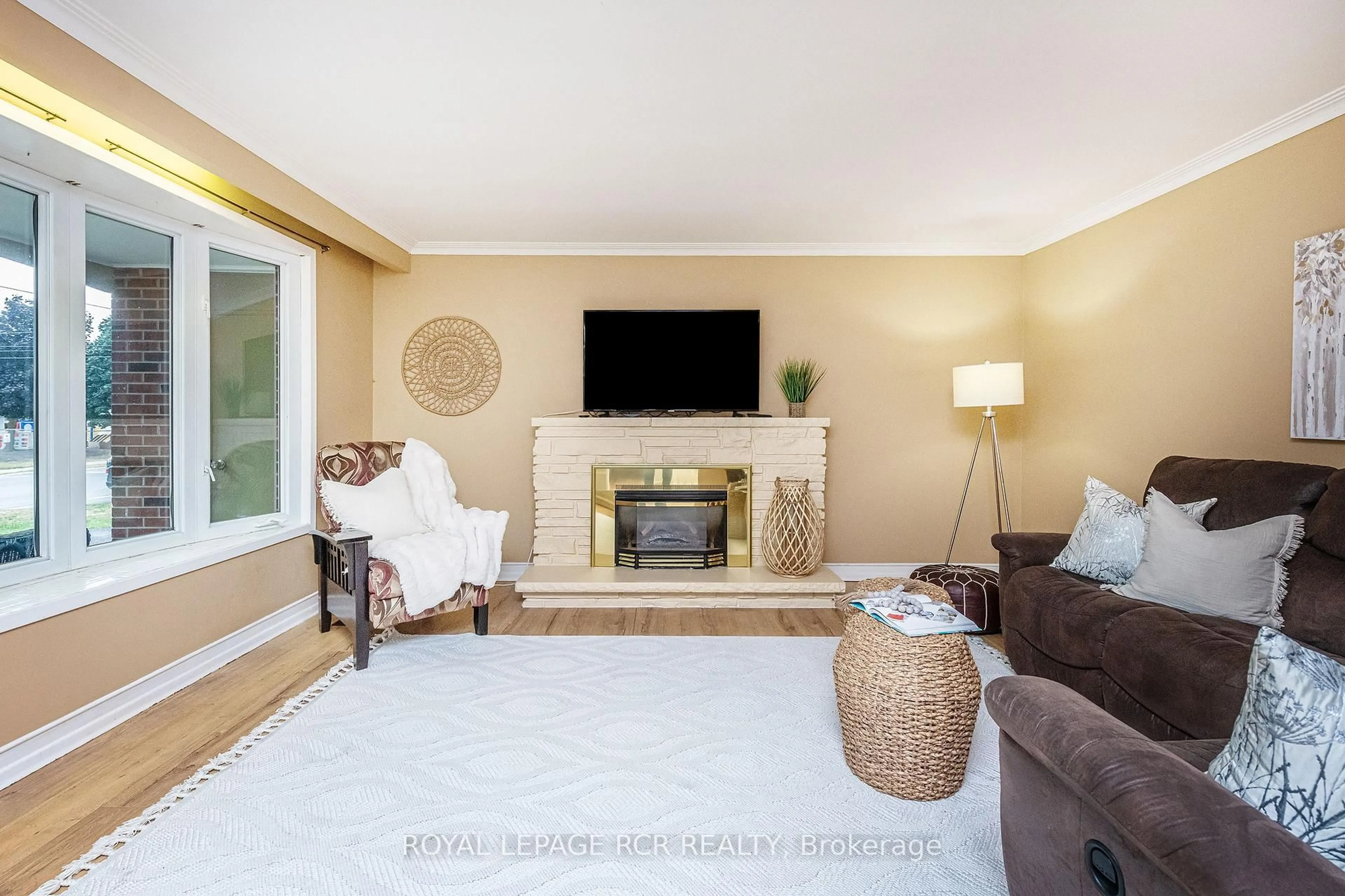 Living room with furniture, unknown for 76 Elizabeth St, Orangeville Ontario L9W 1C6