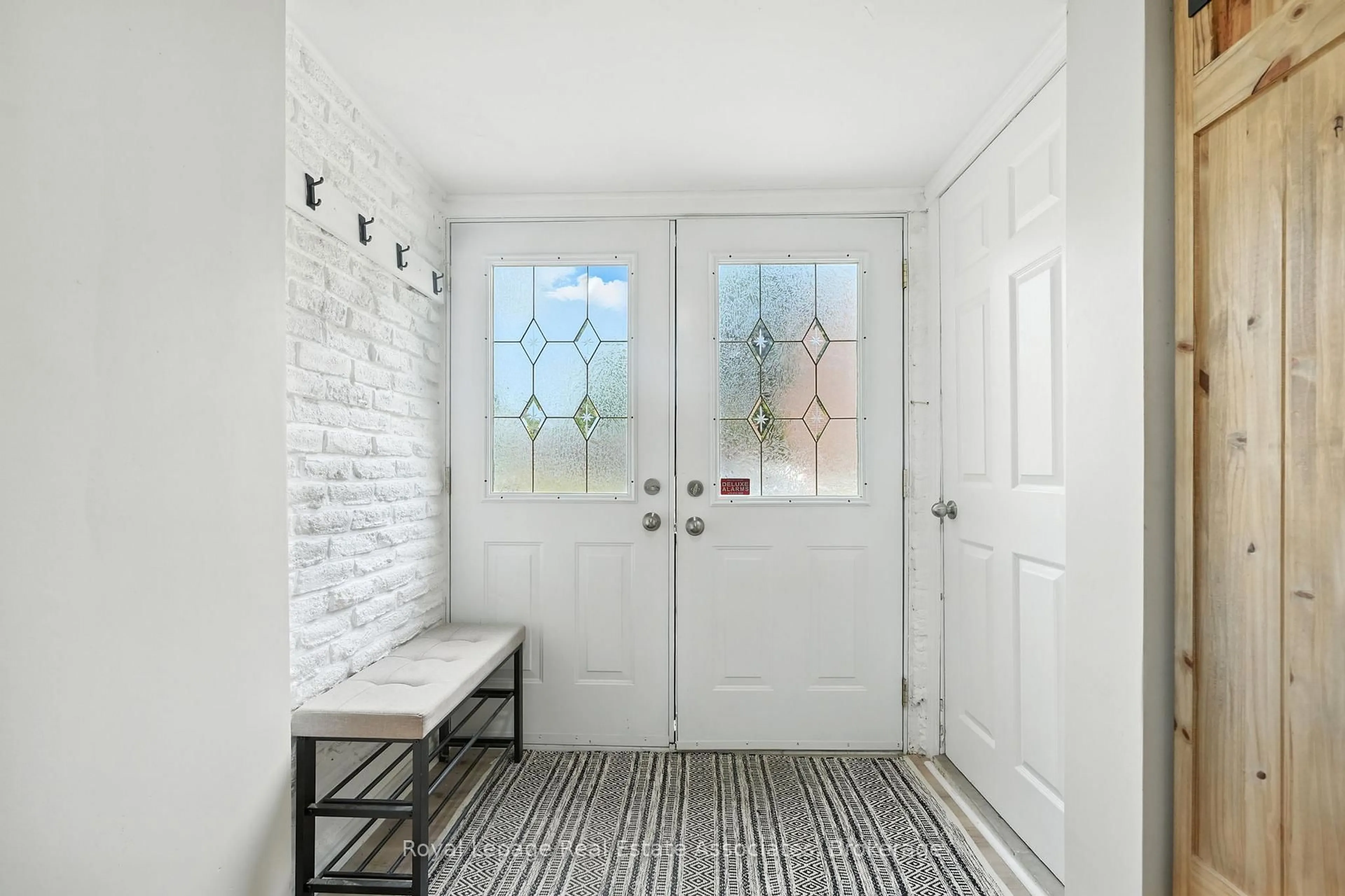 Indoor entryway for 400 Bloor St #69, Mississauga Ontario L5A 3M8