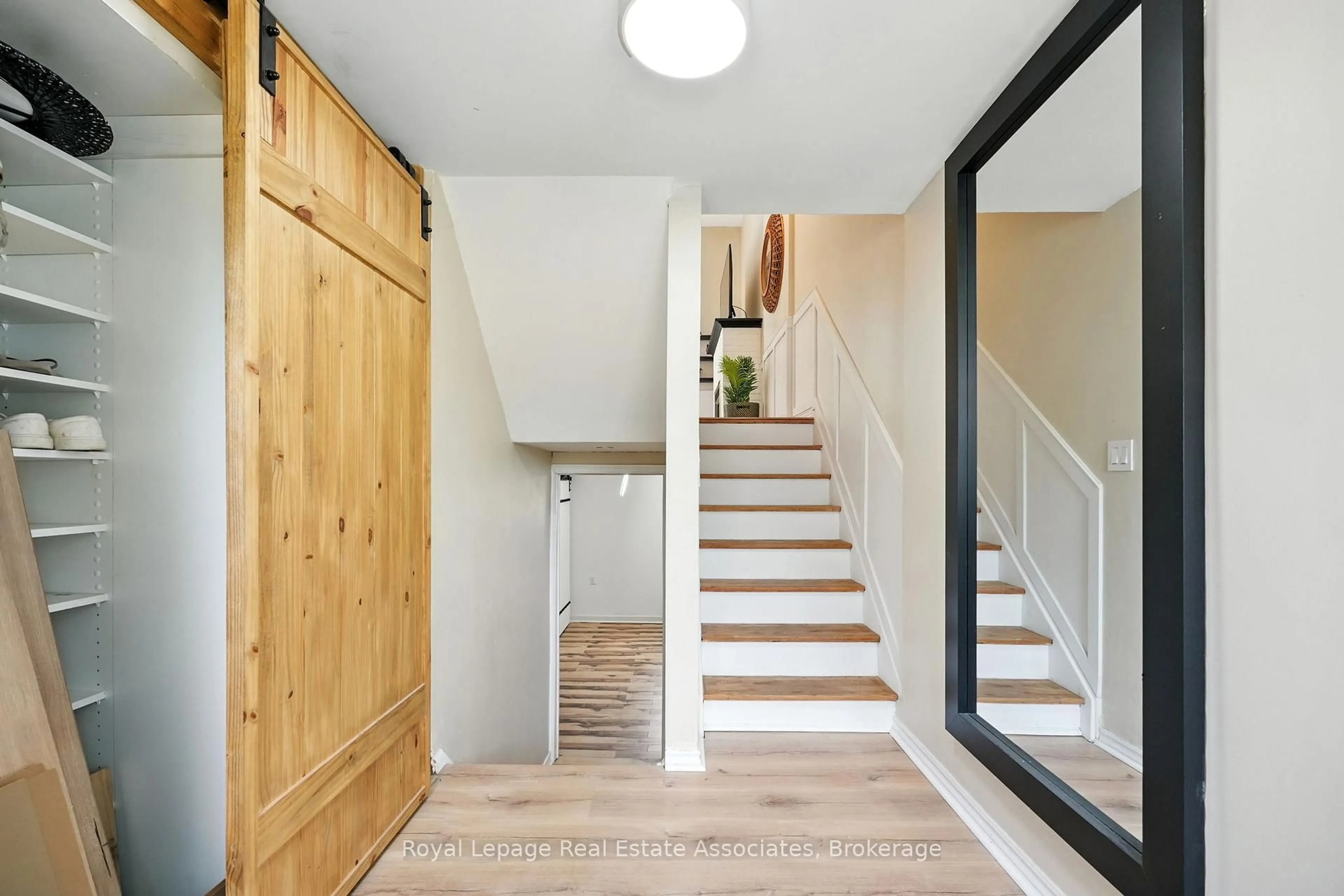 Indoor entryway for 400 Bloor St #69, Mississauga Ontario L5A 3M8