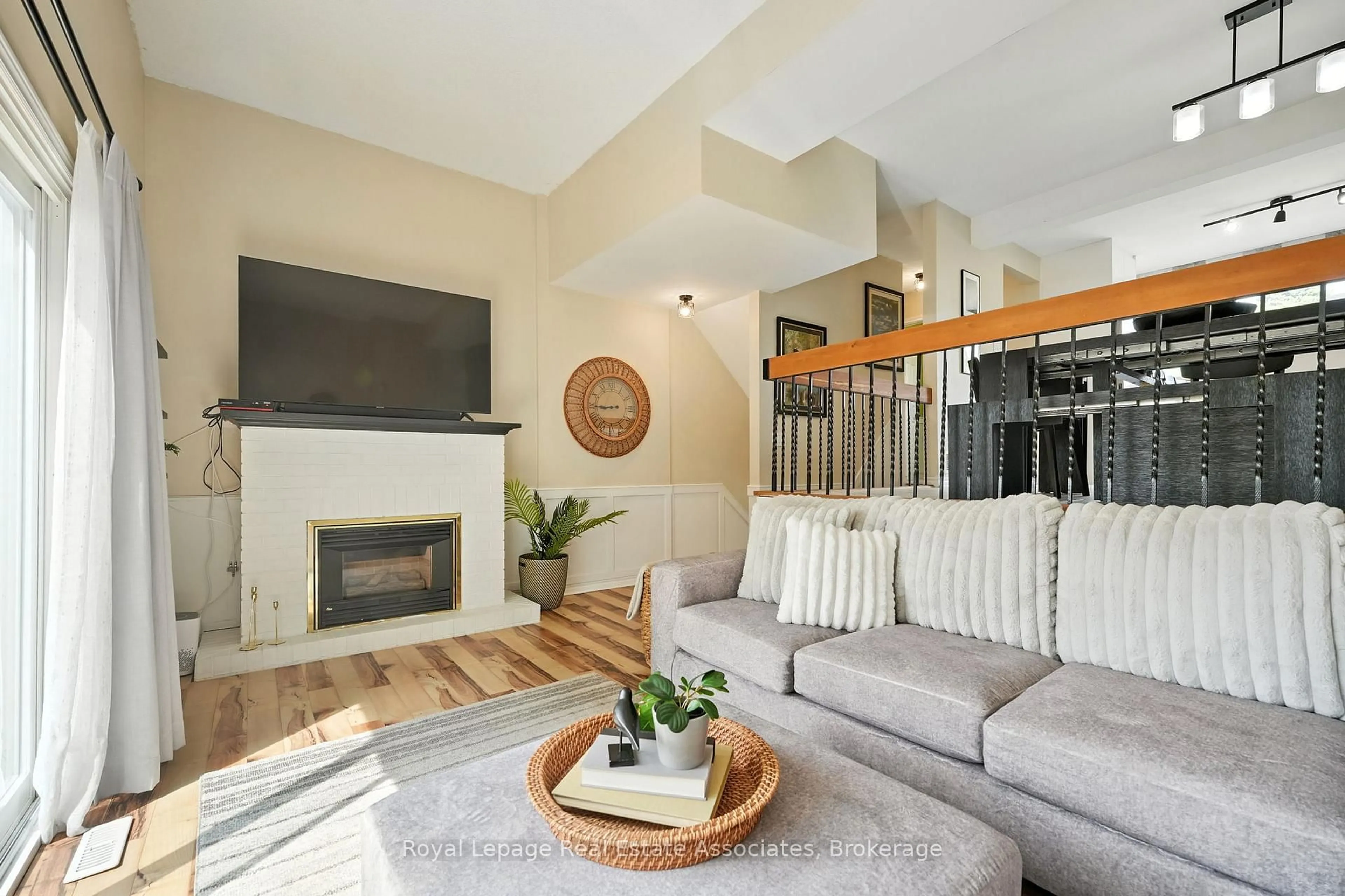 Living room with furniture, unknown for 400 Bloor St #69, Mississauga Ontario L5A 3M8