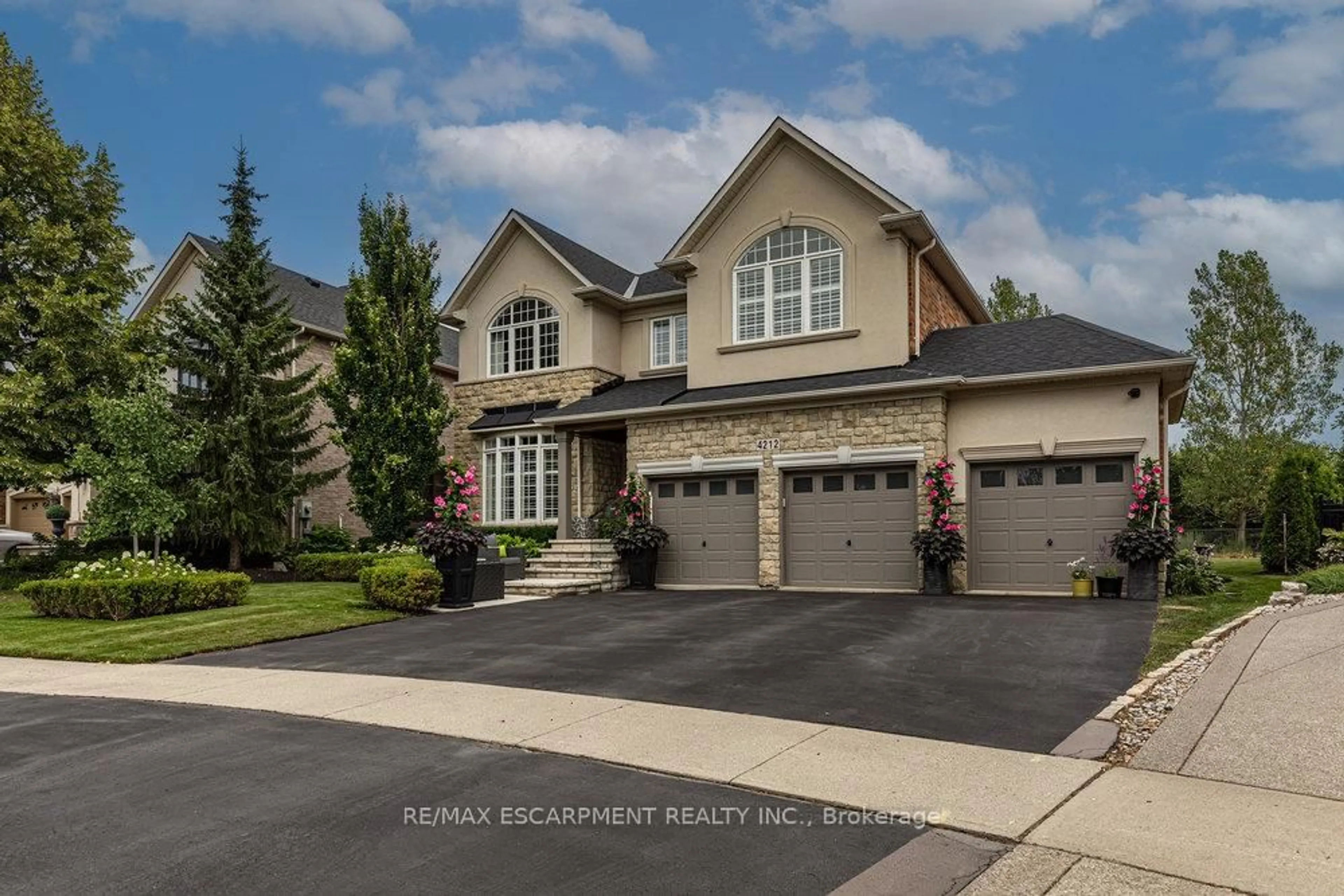 Home with vinyl exterior material, street for 4212 Kane Cres, Burlington Ontario L7M 5C1