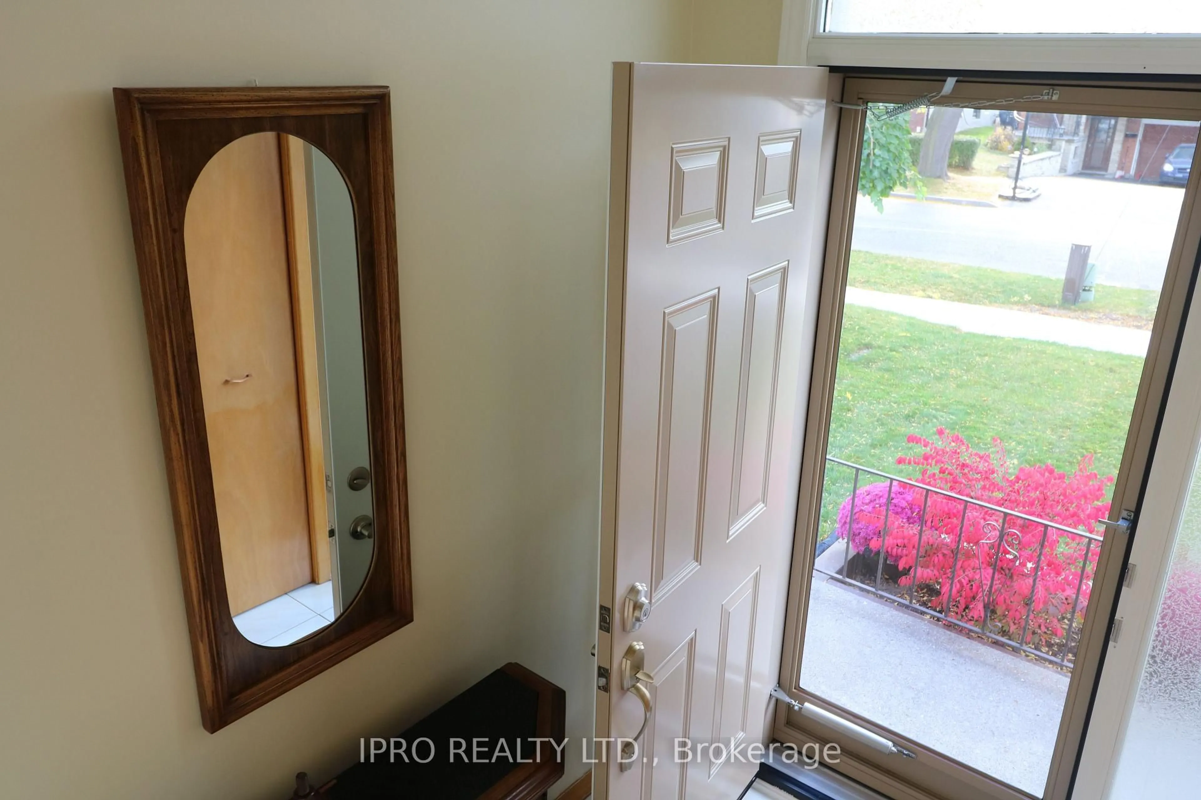 Indoor entryway for 26 Starview Dr, Toronto Ontario M9M 1K8