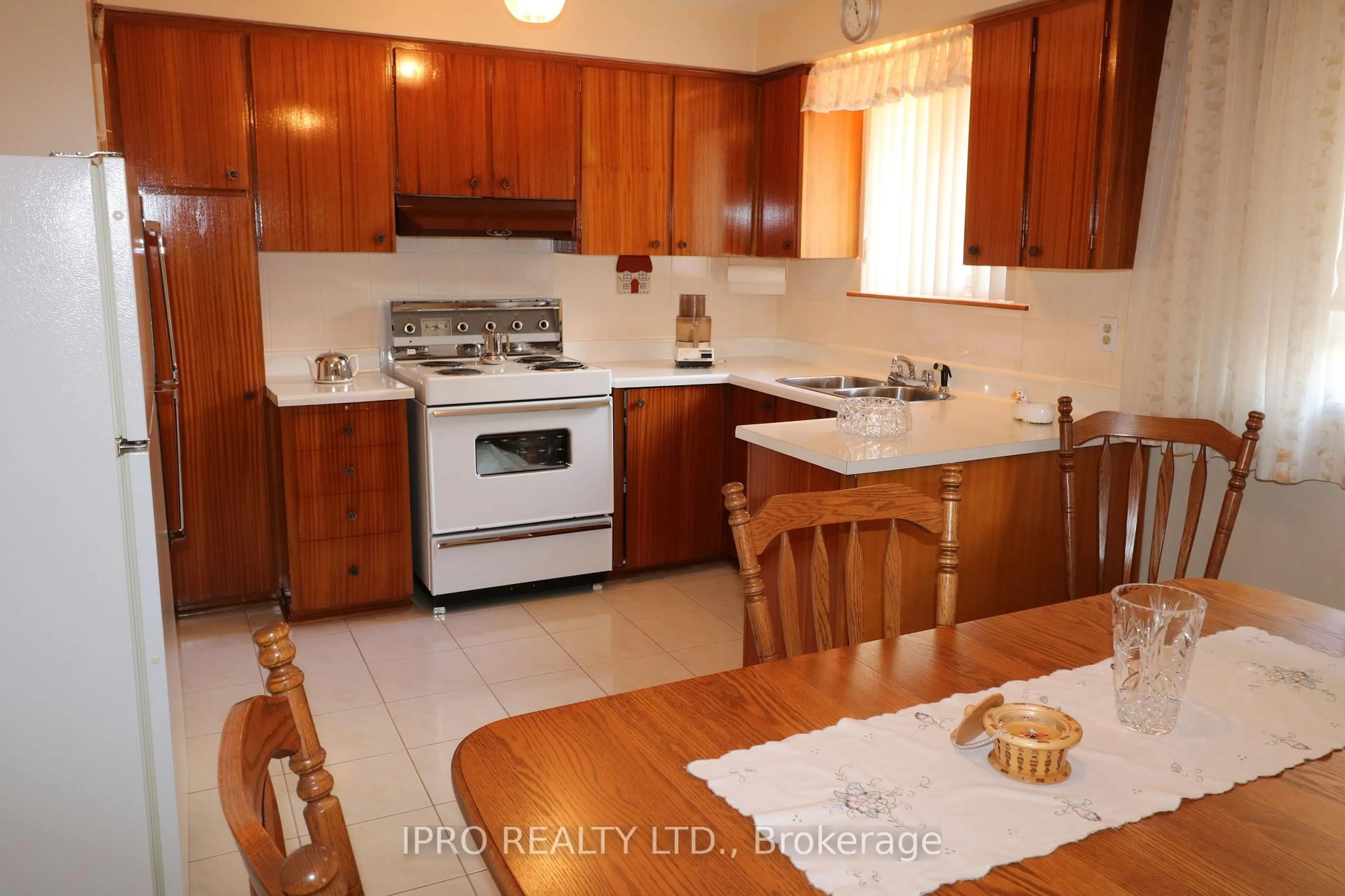 Standard kitchen, unknown for 26 Starview Dr, Toronto Ontario M9M 1K8