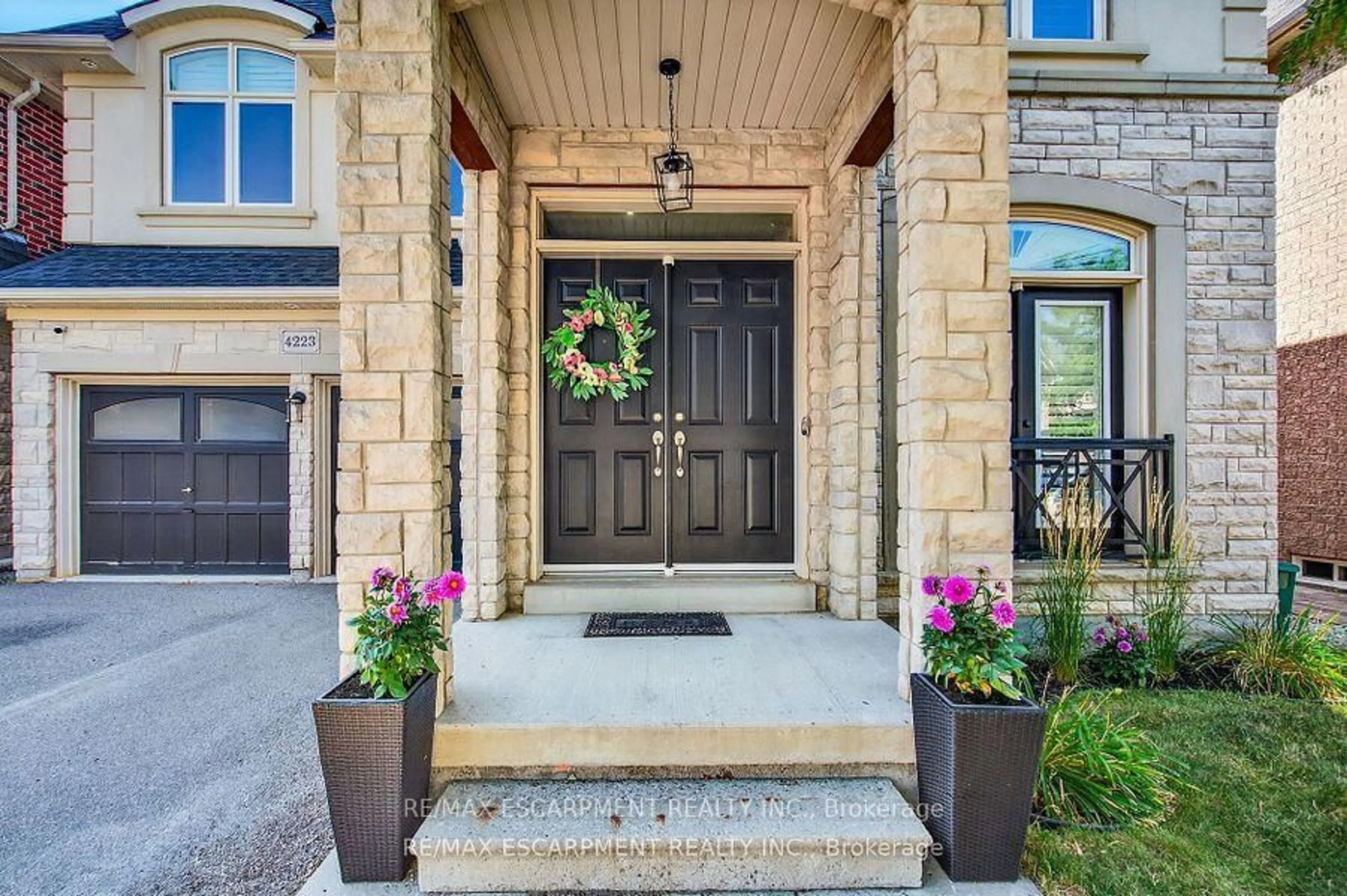 Indoor entryway for 4223 Fuller Cres, Burlington Ontario L7M 0M4
