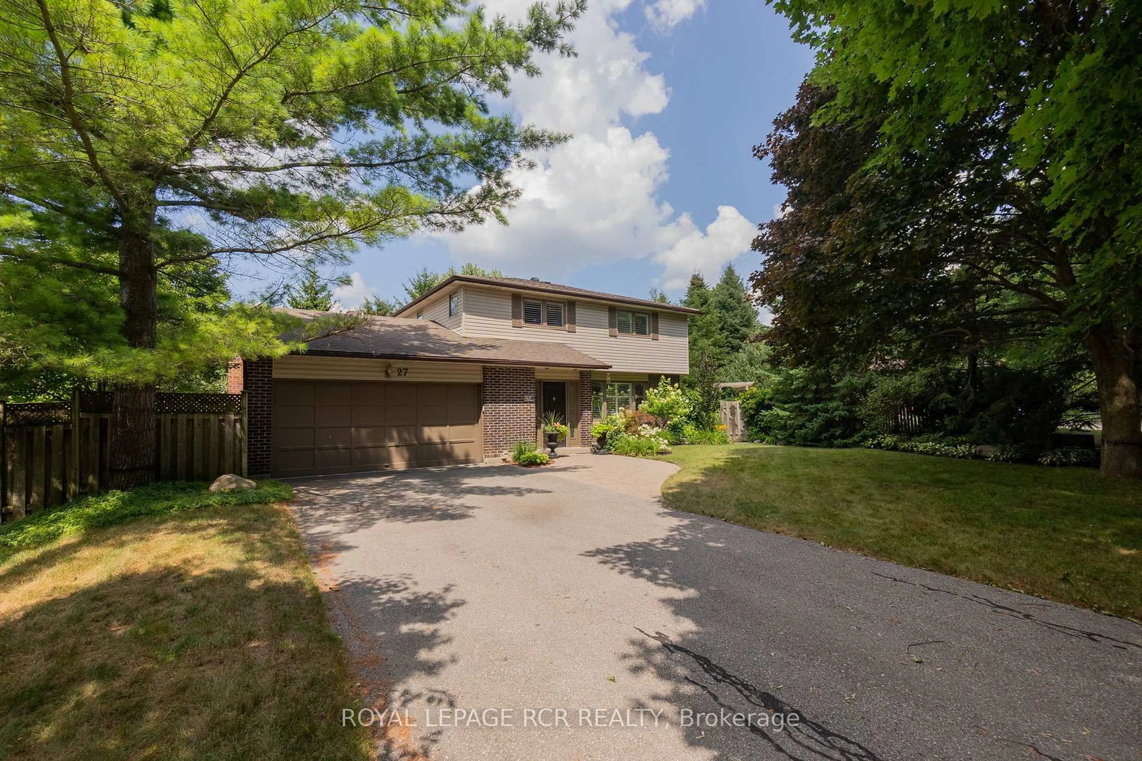 A pic from outside/outdoor area/front of a property/back of a property/a pic from drone, street for 27 Westview Cres, Caledon Ontario L7E 0E2